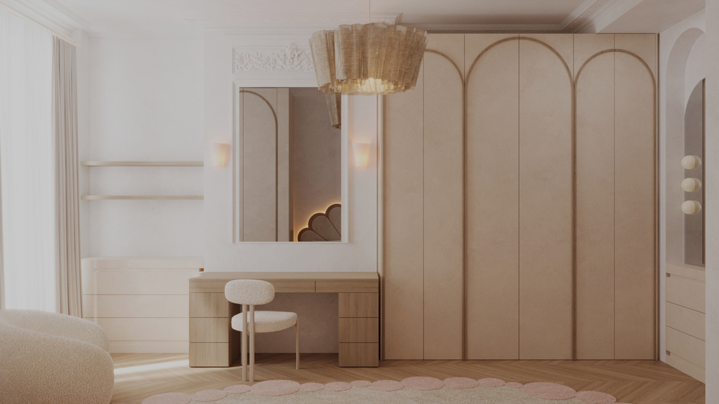 Intérieur d'une chambre élégante avec des meubles en bois clair, grand miroir, bureau, chaise, garde-robe intégrée, et éclairage doux.