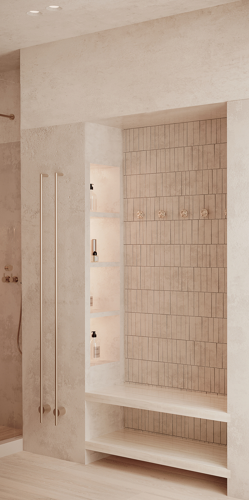 Salle de bain avec douche à l'italienne, murs en béton clair, niches avec produits de toilette, et banc de douche en bois.