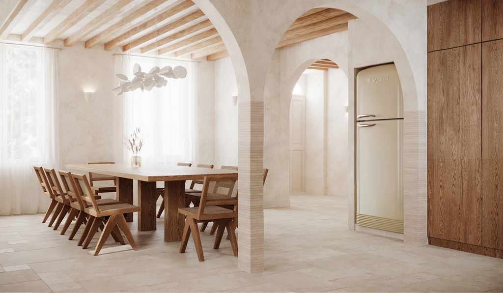 Salle à manger lumineuse avec une grande table en bois et des chaises assorties en bois, murs blancs, rideaux légers, plafond en bois avec poutres apparentes, et un réfrigérateur vintage dans une arche.