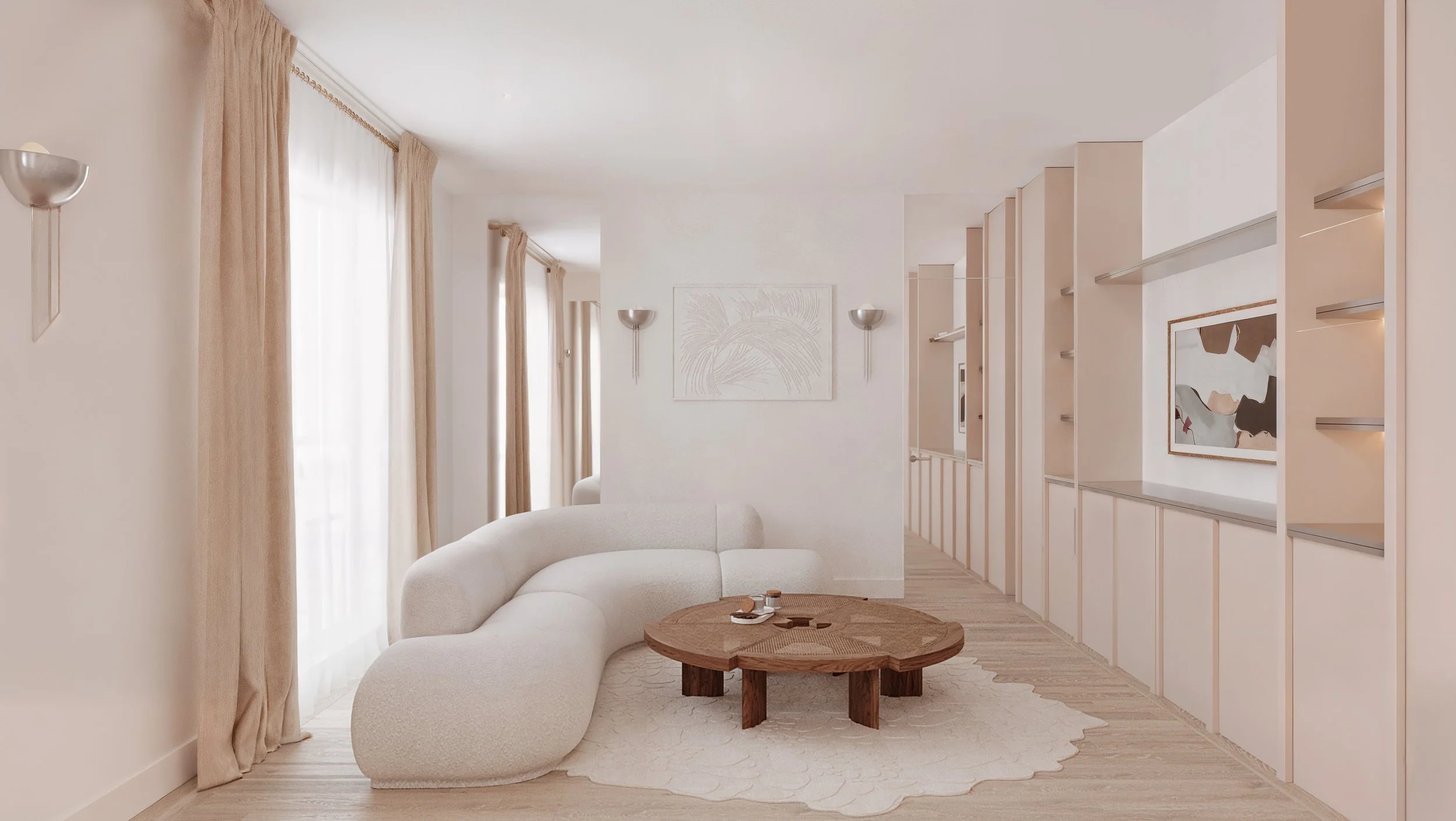 Salon lumineux avec un canapé blanc et une table ronde en bois. Mur blanc avec des œuvres d'art et des étagères. Fenêtres avec rideaux beiges.