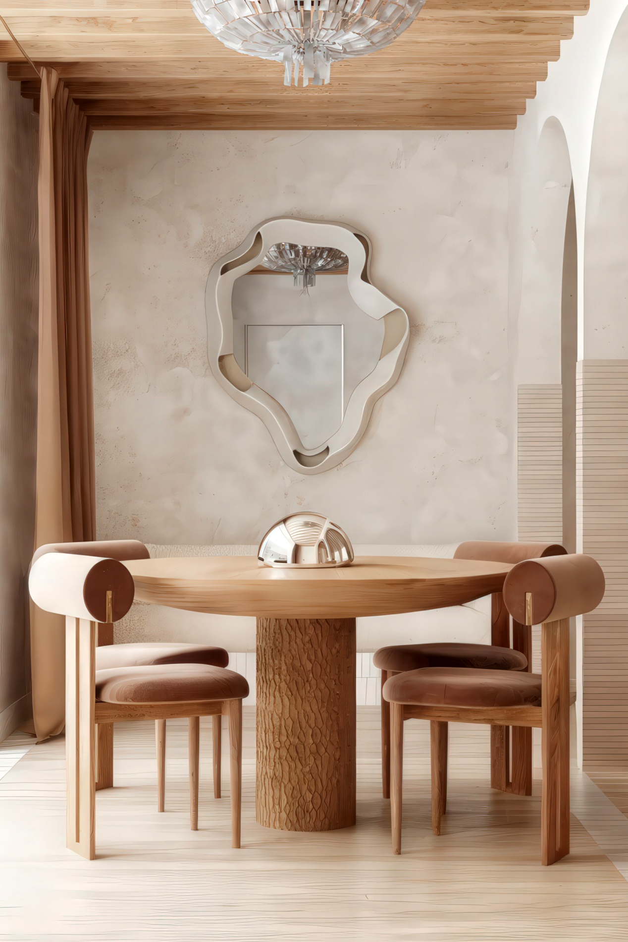 Une table en bois ronde entourée de six chaises en bois avec des coussins en tissu brun, dans une pièce moderne avec un mur blanc, un miroir abstrait mural et un lustre design au plafond.