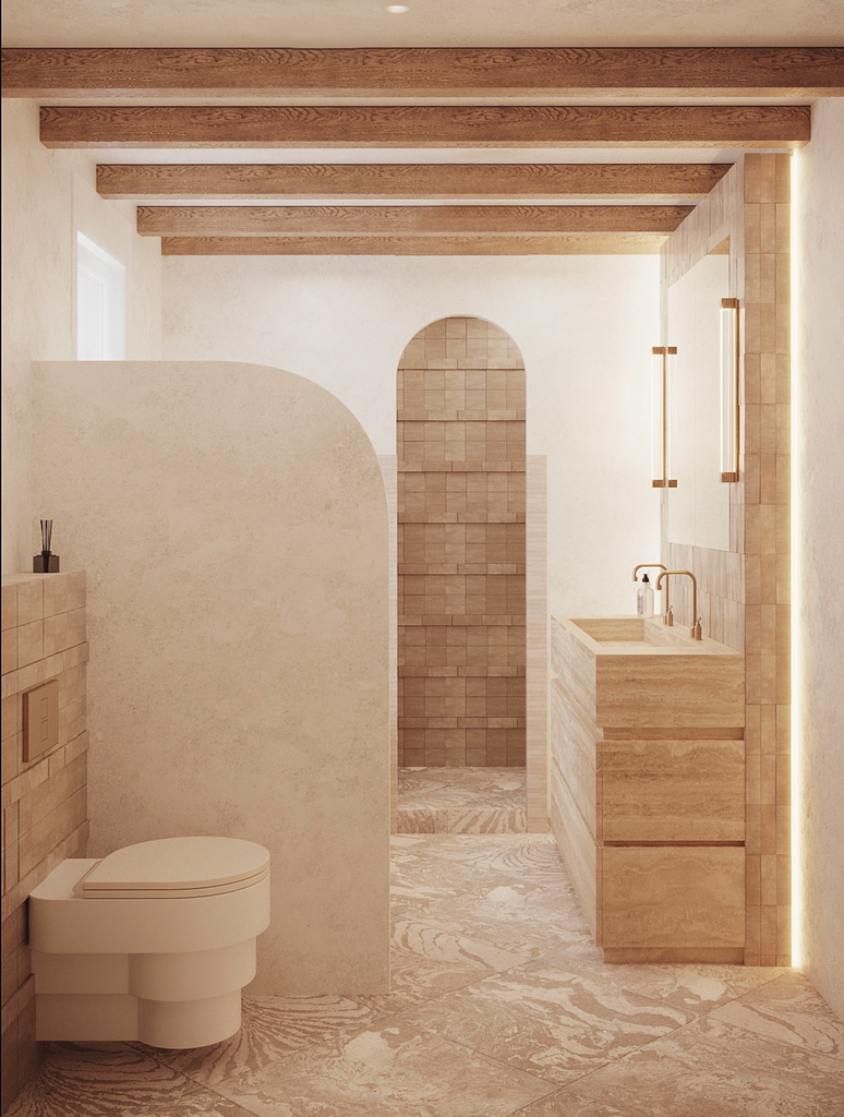 Une salle de bain moderne avec un mur en brique beige, un lavabo en bois avec robinet en laiton, un miroir et un éclairage encastré, un mur en plâtre clair, et un espace douche visible au fond.
