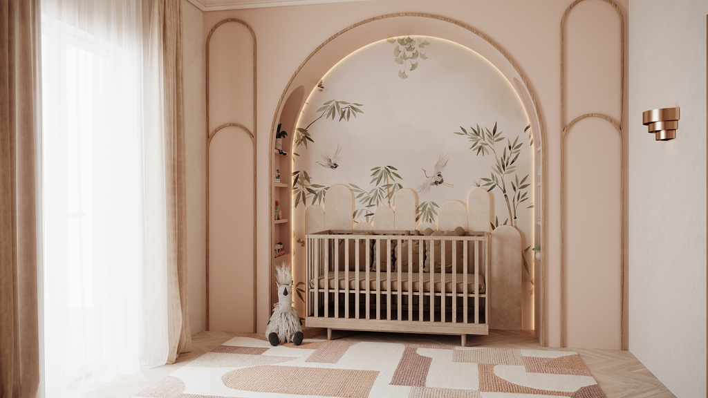 Un coin bébé avec un berceau en bois, un mur peint avec des oiseaux et des feuilles, une peluche, et des rideaux transparents blanches.
