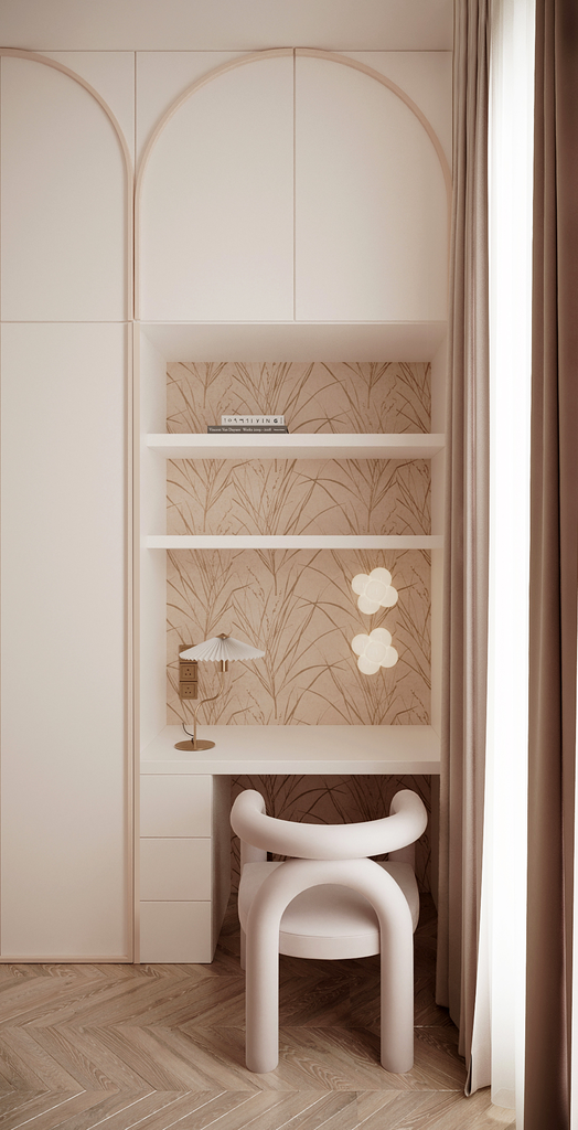 Coin lecture avec étagères, mur en papier peint à motifs de plantes, petite lampe à pied, et chaise ergonomique blanche, près d'une fenêtre avec rideaux beige.
