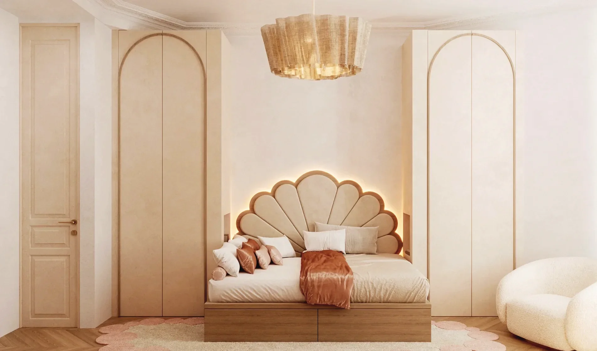 Chambre moderne avec un lit encadré de panneaux beige, tête de lit en forme de coquillage, oreillers et couverture marron, mur blanc et lumière intégrée, porte en bois, tapis rond beige.
