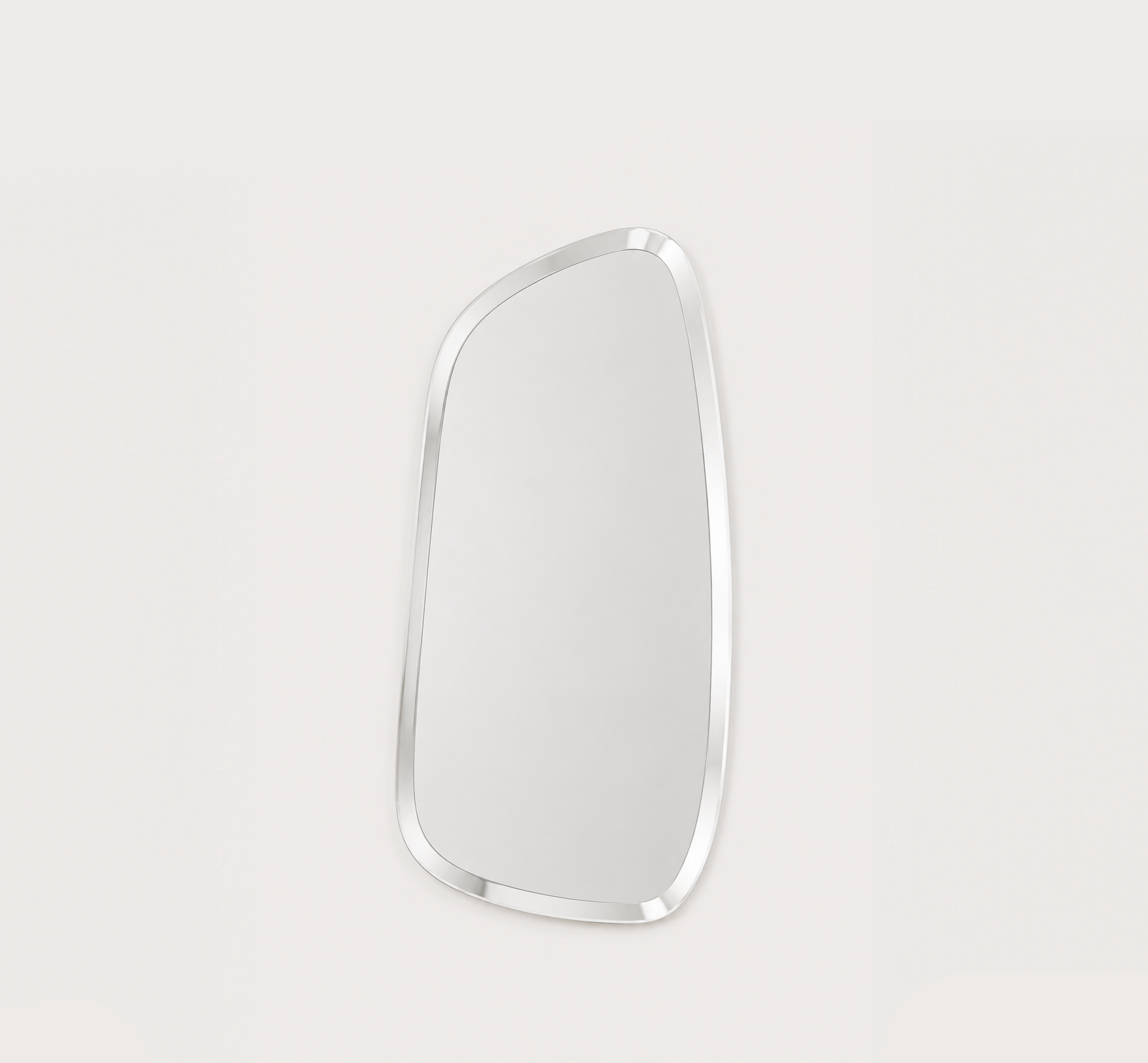 Miroir situé sur un mur blanc, avec cadre en métal argenté, design moderne et minimaliste.