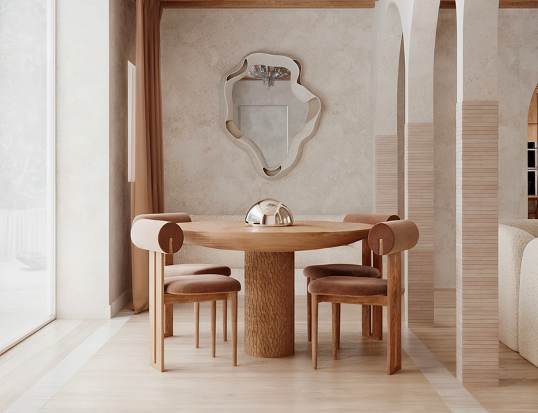 Salle à manger moderne avec table ronde en bois, quatre chaises en bois avec coussins en tissu, miroir mural abstrait et décoration minimaliste.