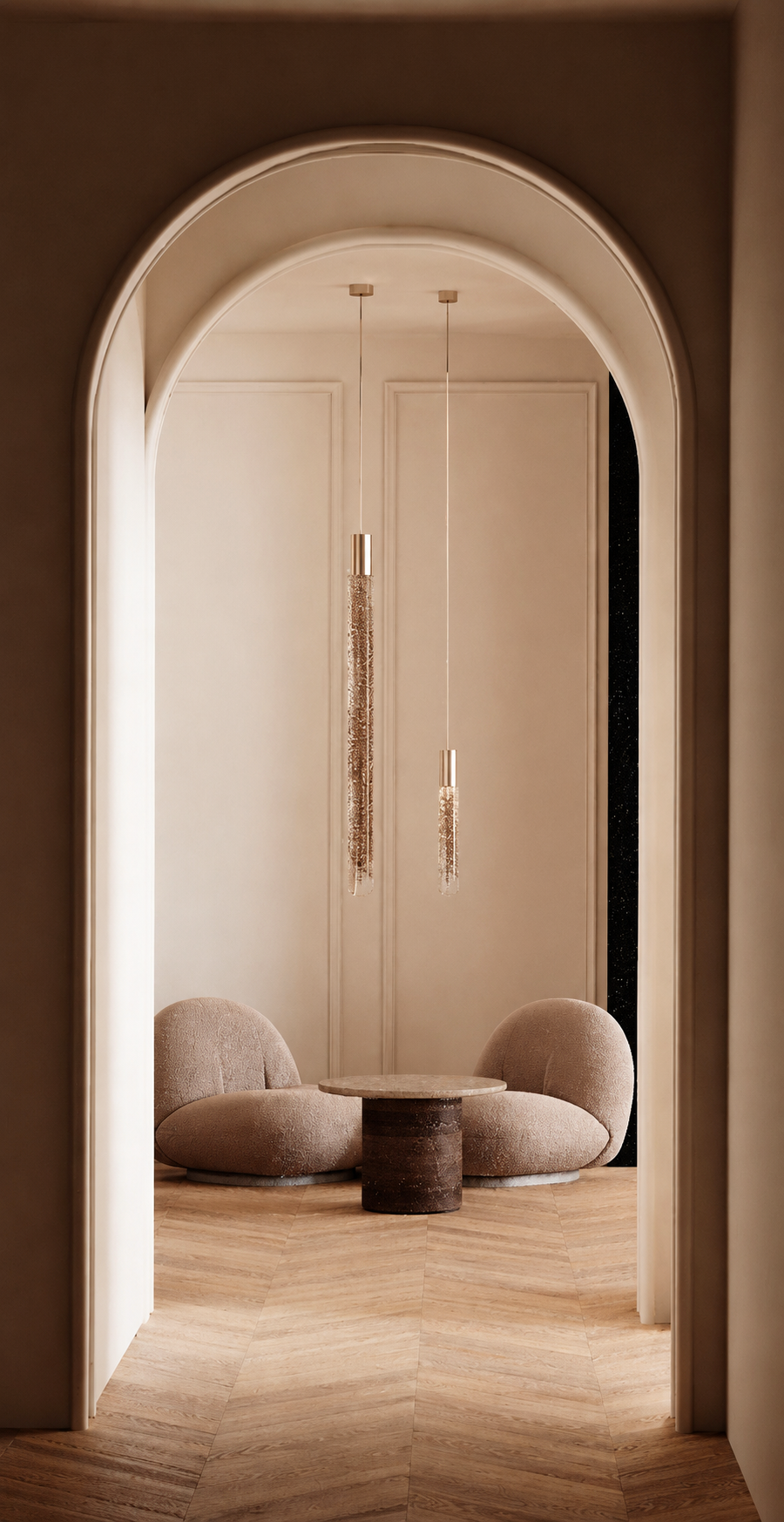 Un coin salon avec deux fauteuils arrondis beige, un petit café rond en pierre au centre, suspendus élégants en or avec des cristaux, dans une pièce aux murs crème ornés d'éléments décoratifs, sol en bois clair.