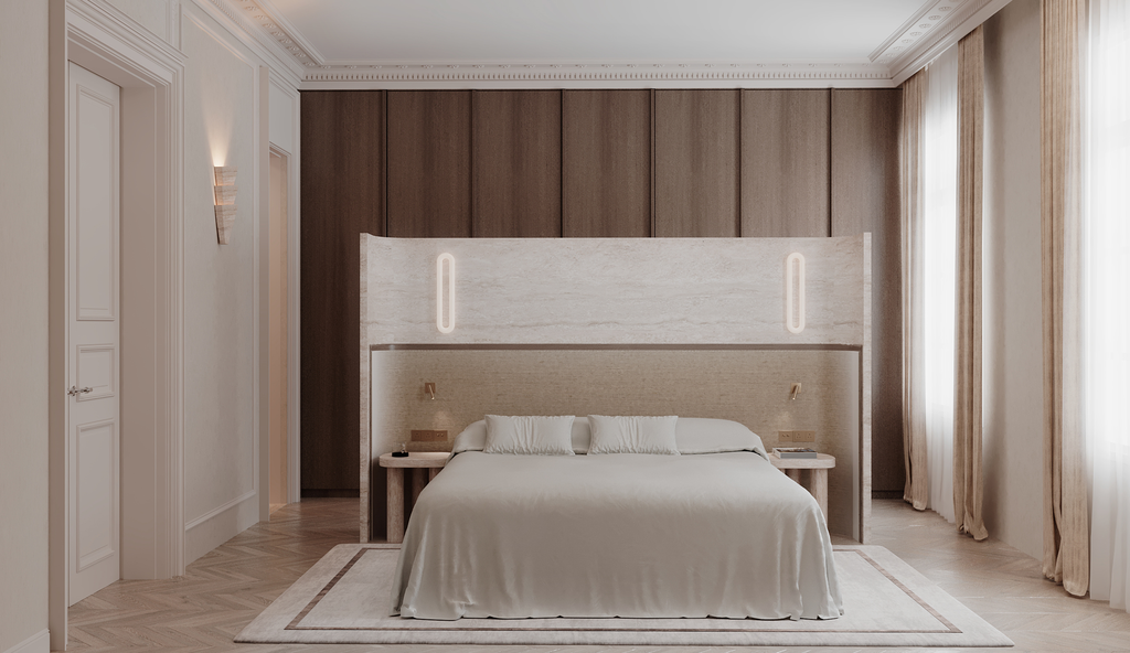 Chambre élégante avec lit king-size, rideaux beige, murs décorés en blanc avec moulures, et éclairage intégré dans la tête de lit.