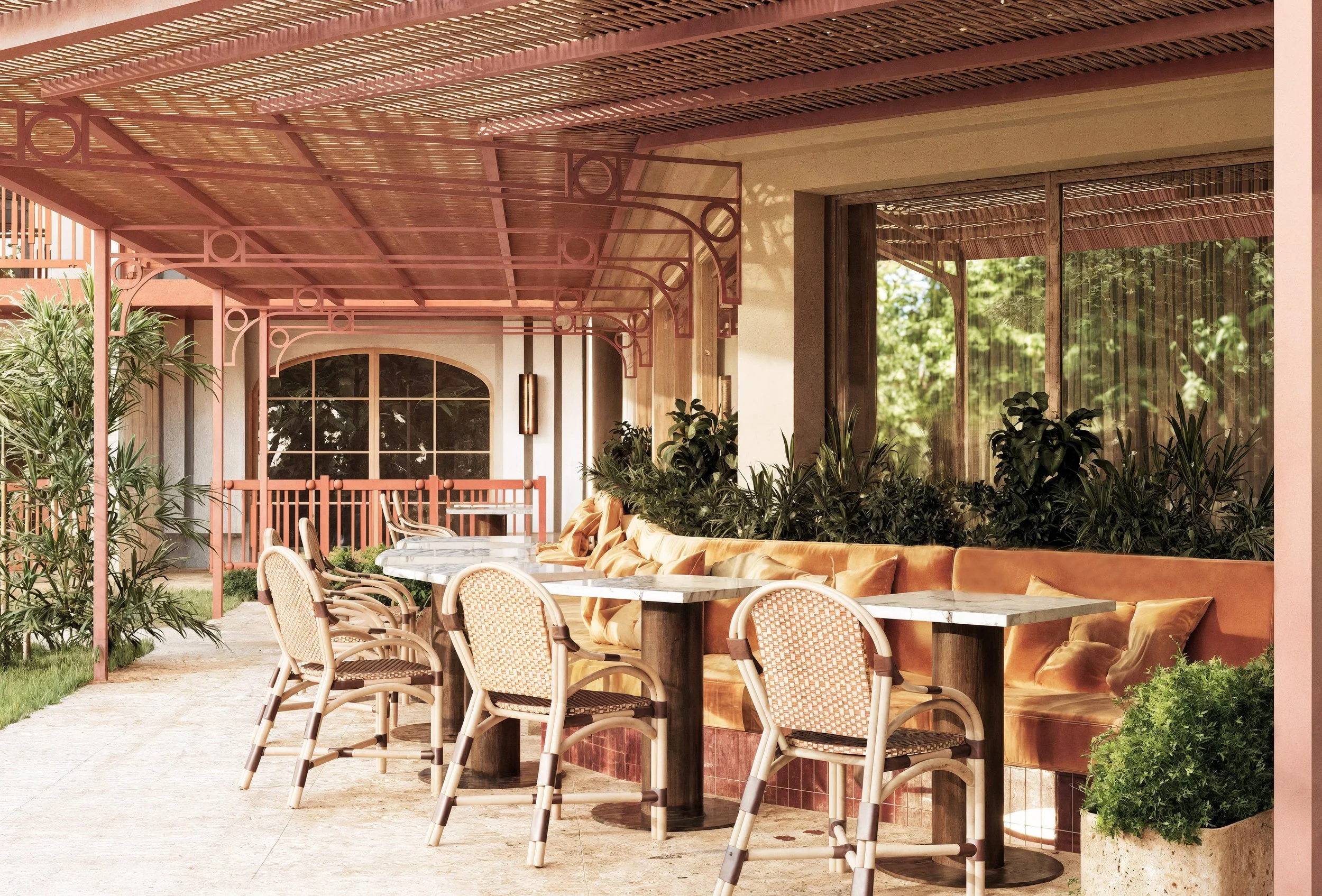 Terrasse extérieure avec des tables en marbre et des chaises en rotin, entourée de plantes vertes, sous un auvent en lamelles de bois rose, avec une grande fenêtre en verre laissant entrer la lumière.