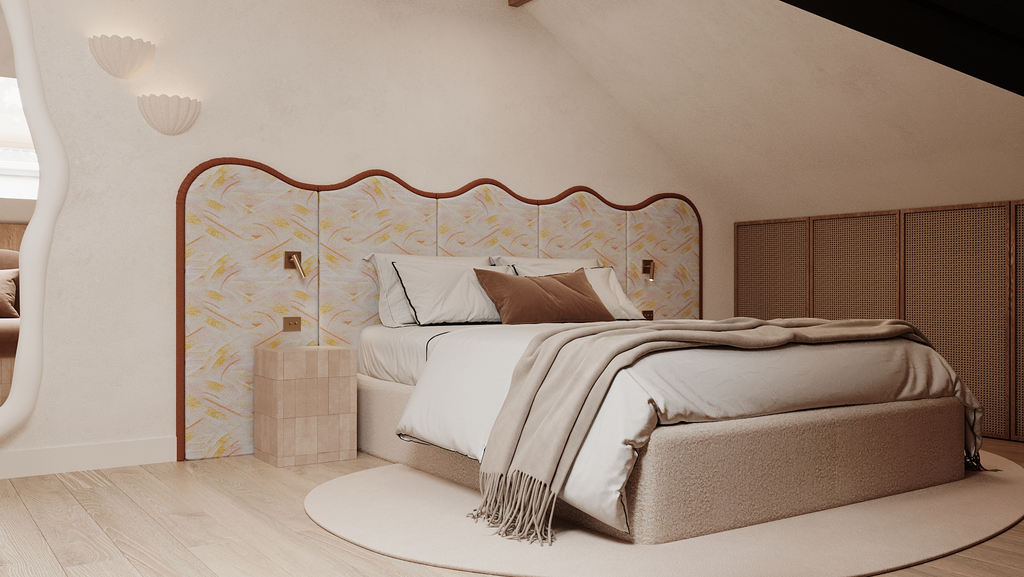 Un lit king-size dans une chambre moderne avec un tête de lit colorée et une couverture beige, sur une moquette claire, sous un plafond en pente.