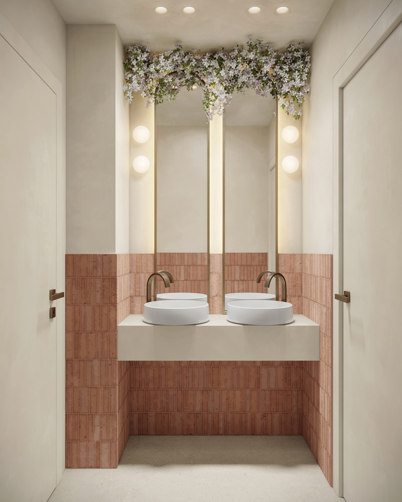 Lavabo avec miroir, décor floral au plafond, éclairage mural, dans des toilettes modernes