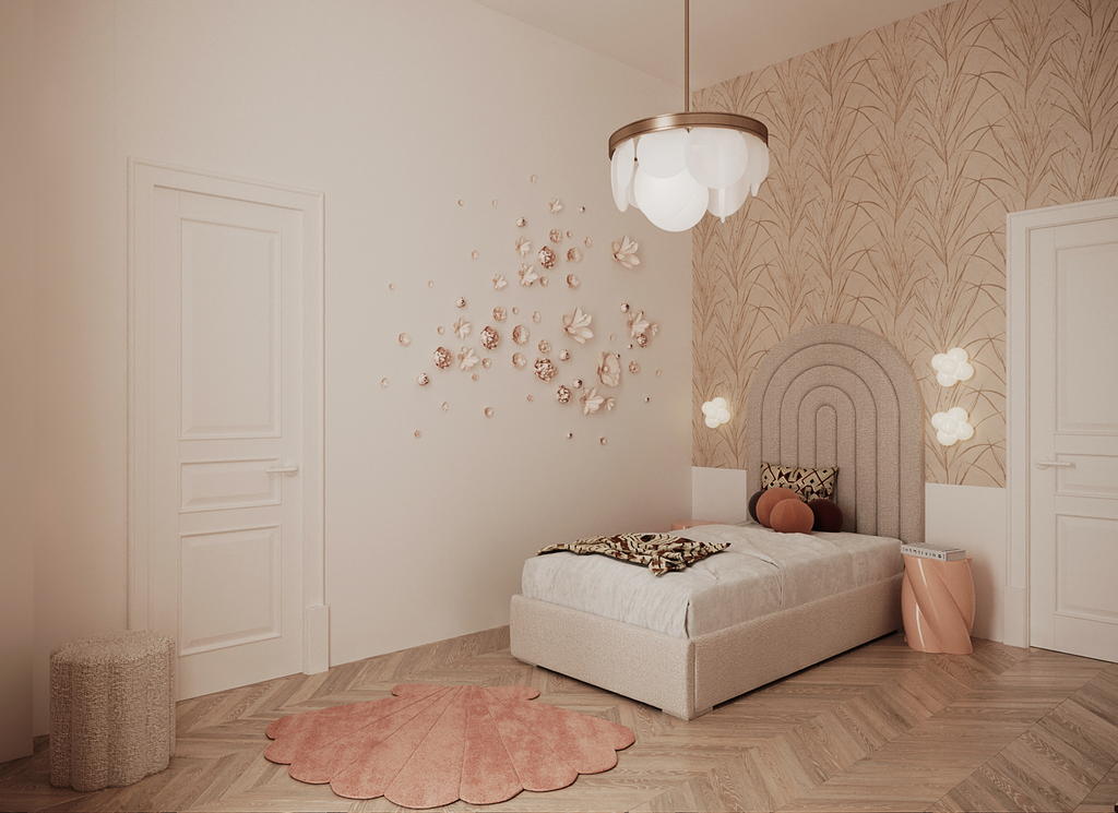Chambre décorée dans des tons pastel avec un lit beige, un tête de lit arqué, des lampes murales en forme de nuages, un tapis en forme de fleur, un lampadaire suspendu blanc, un petit meuble rose et des décorations murales florales