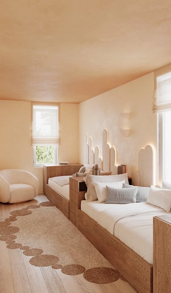 Chambre avec deux lits en bois clair, une disposition compacte, murs beige, éclairage doux, fauteuil beige, tapis en laine avec motifs circulaires, fenêtres avec stores beige, ambiance chaleureuse et minimaliste.