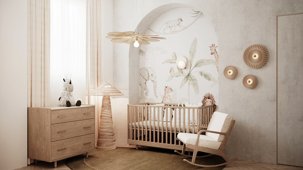 Chambre de bébé avec berceau en bois, dessin mural d'animaux et plantes, armature avec une girafe et un lion en peluche, une chaise en bois, une lampe en rotin, une commode avec une peluche zèbre, et décorations murales en forme de ronds.
