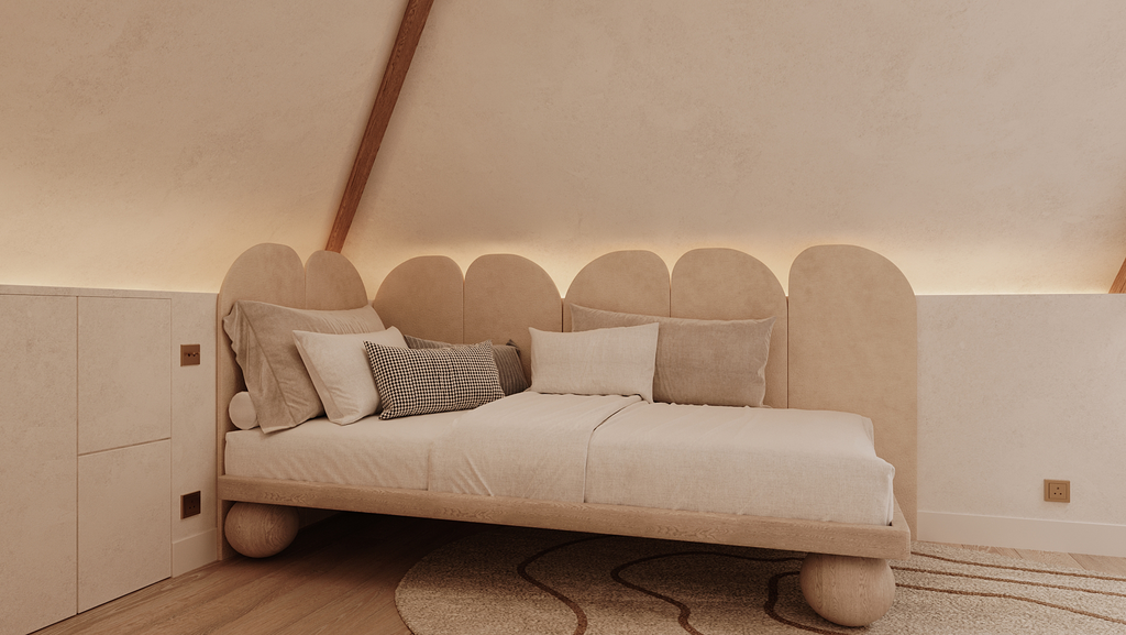 Un lit beige, avec plusieurs oreillers, dans une chambre à l'ambiance chaleureuse et minimaliste, avec un éclairage doux derrière le plafond.