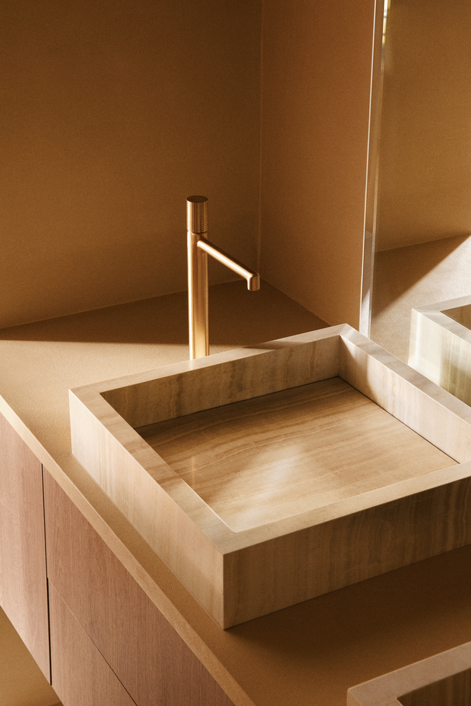 Lavabo moderne en pierre naturelle avec un robinet en métal}
