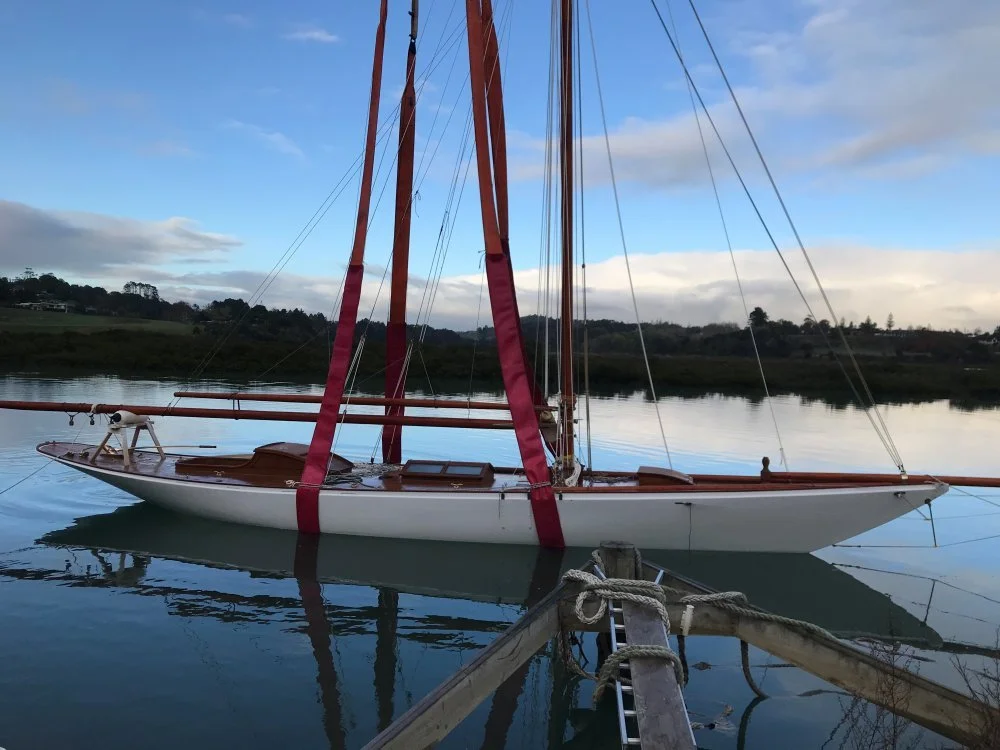 Assessing the waterline ready to lift and apply the antifoul.