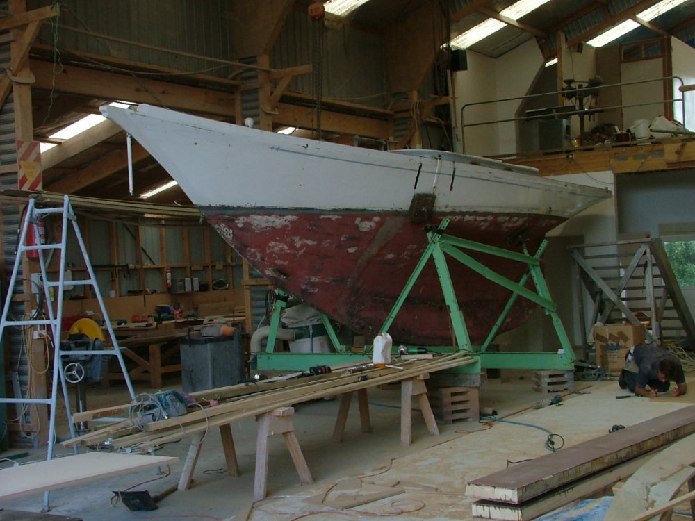 Klipper bow flowing to full keel.