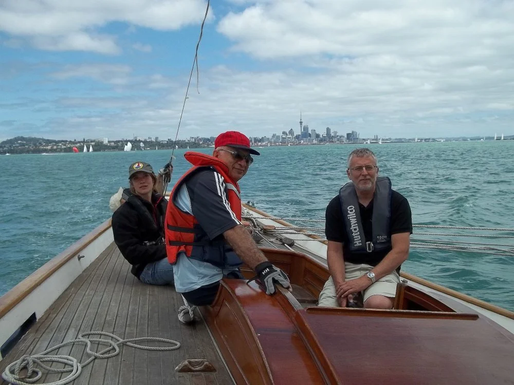 Laura Dekker helming. Mohsen Afshar and Skipper Larry Paul.
