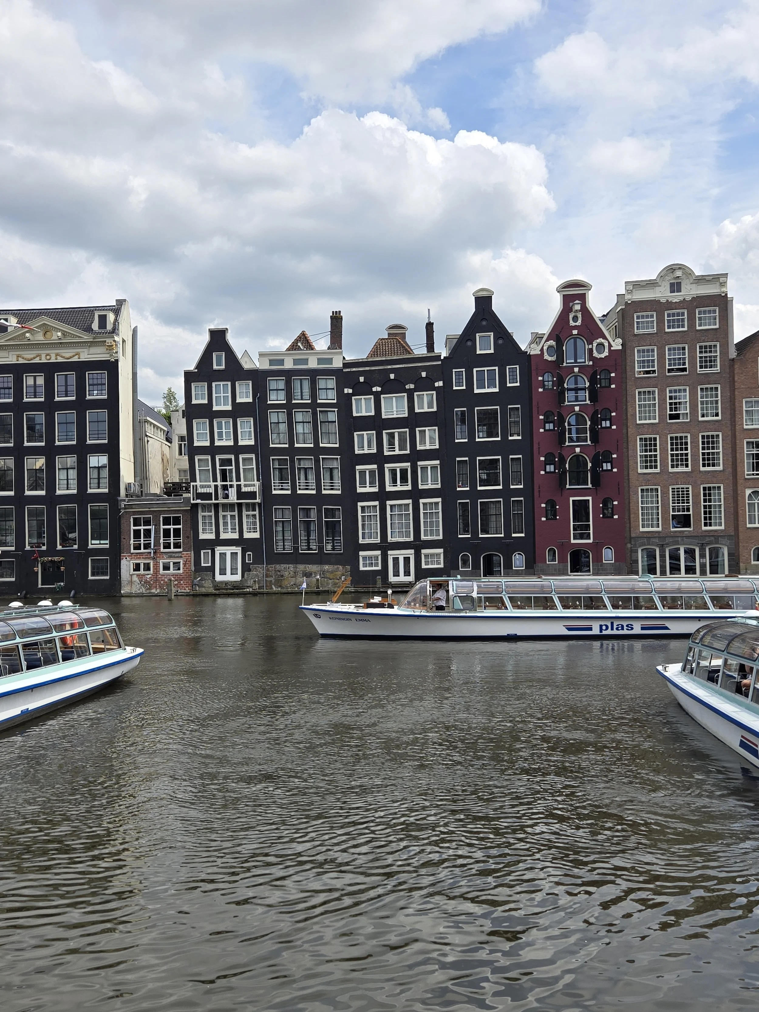 narrow canal hauses Amsterdam