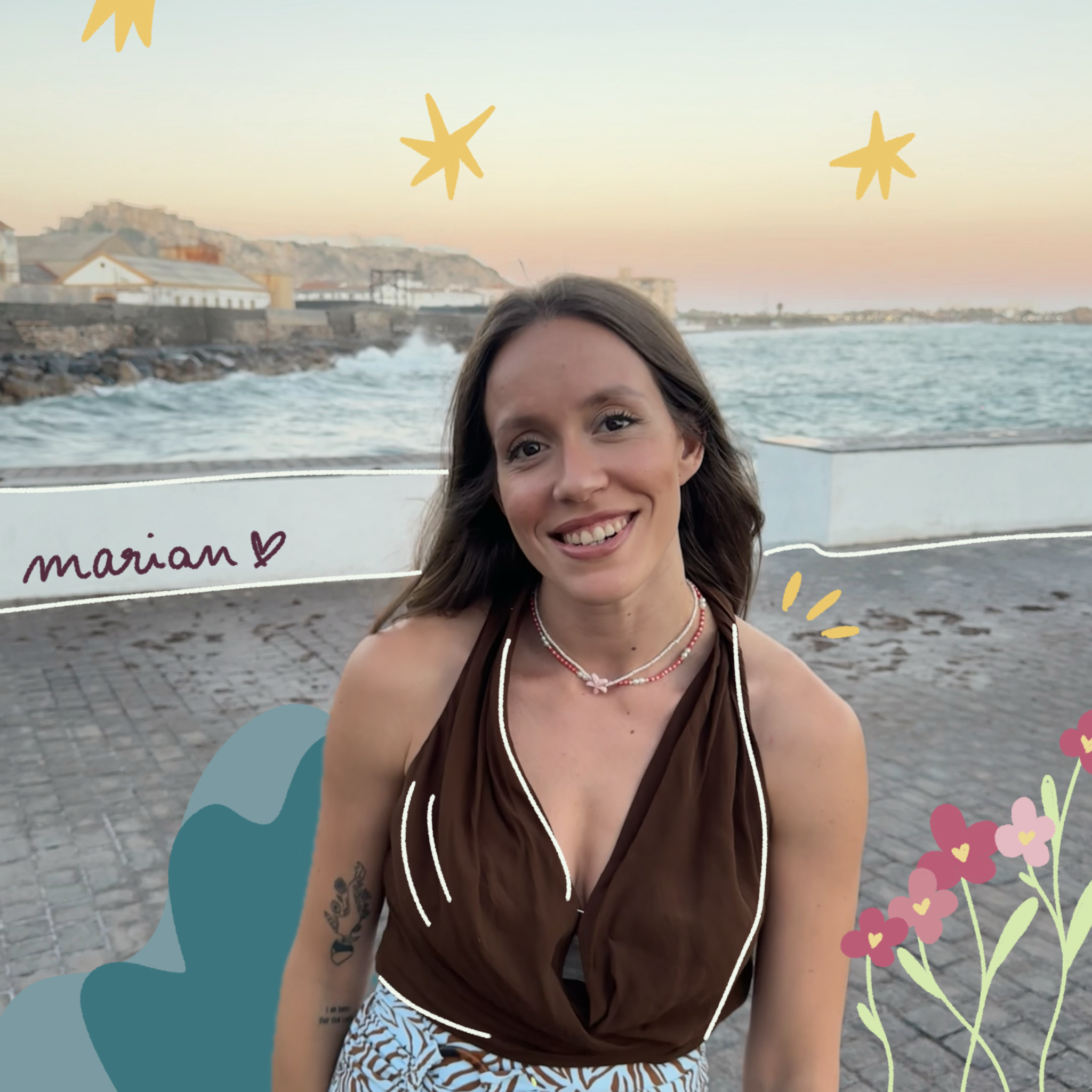Retrato de una mujer con cabello castaño claro y sonrisa, en un lugar junto a la playa con olas en el fondo, sobre un paseo de piedra, decorado con dibujos de estrellas y flores, y un mensaje escrito en letra manuscrita que dice 'maruán' con un corazón.