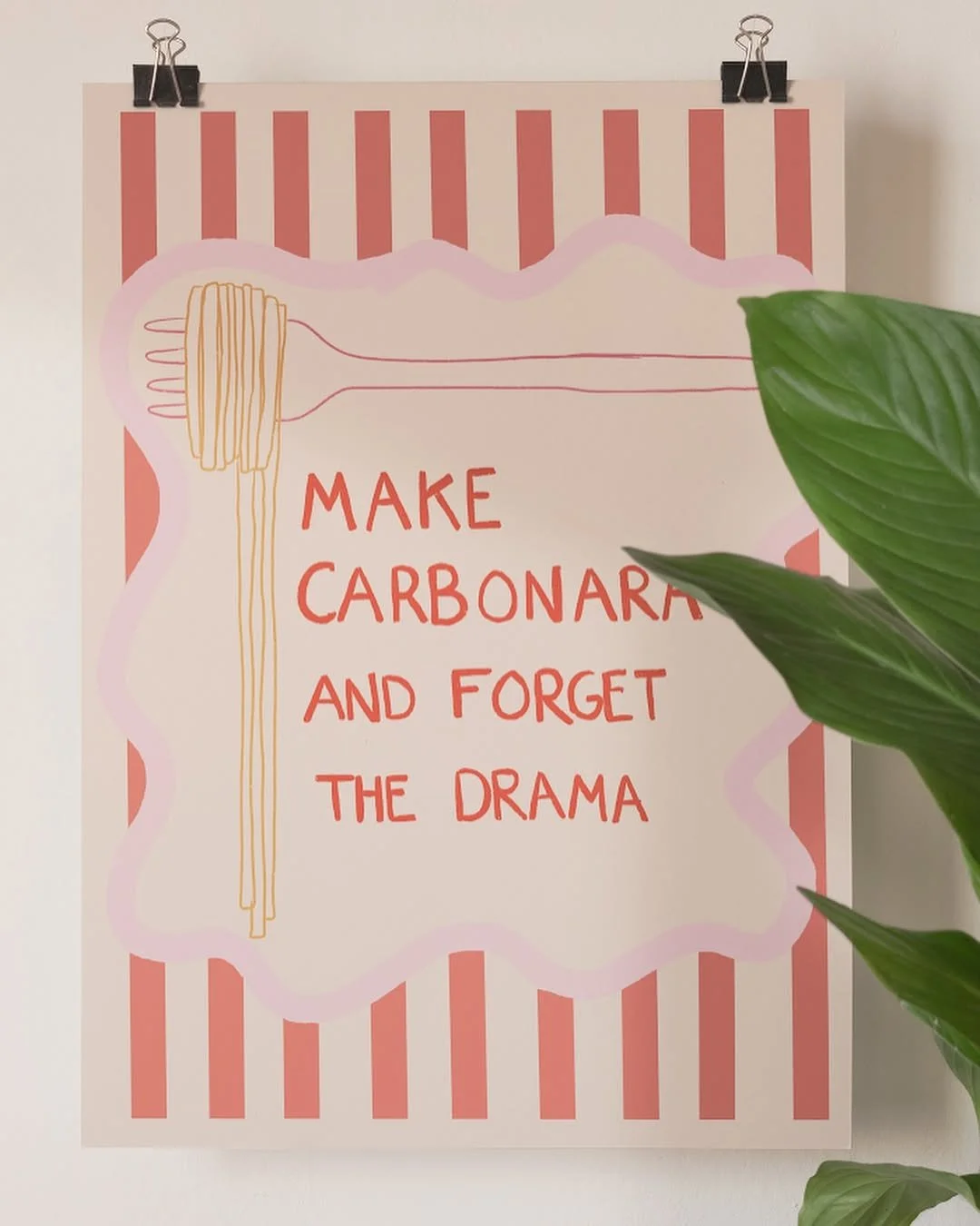 Cartel con dibujo de un tenedor en color naranja y texto en inglés que dice 'Make Carbonara and Forget the Drama' en letras rojas, con fondo de rayas rojas y blancas y una funda en forma de borde irregular en rosa y amarillo.