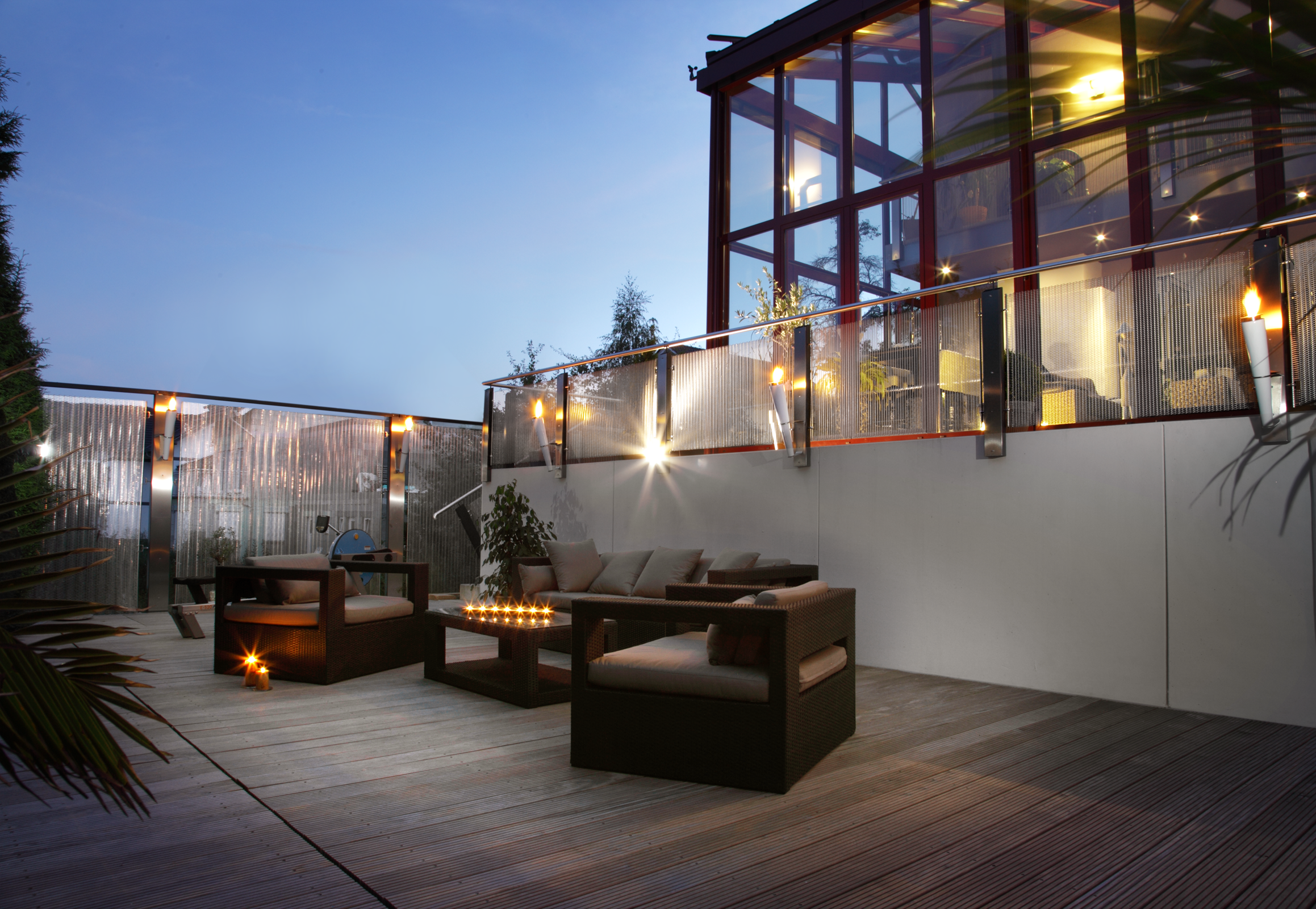 Mars architectural wire mesh used as exterior privacy and fall protection on a residential terrace in Selters, Germany, providing safety, light transmission and a modern architectural aesthetic.
