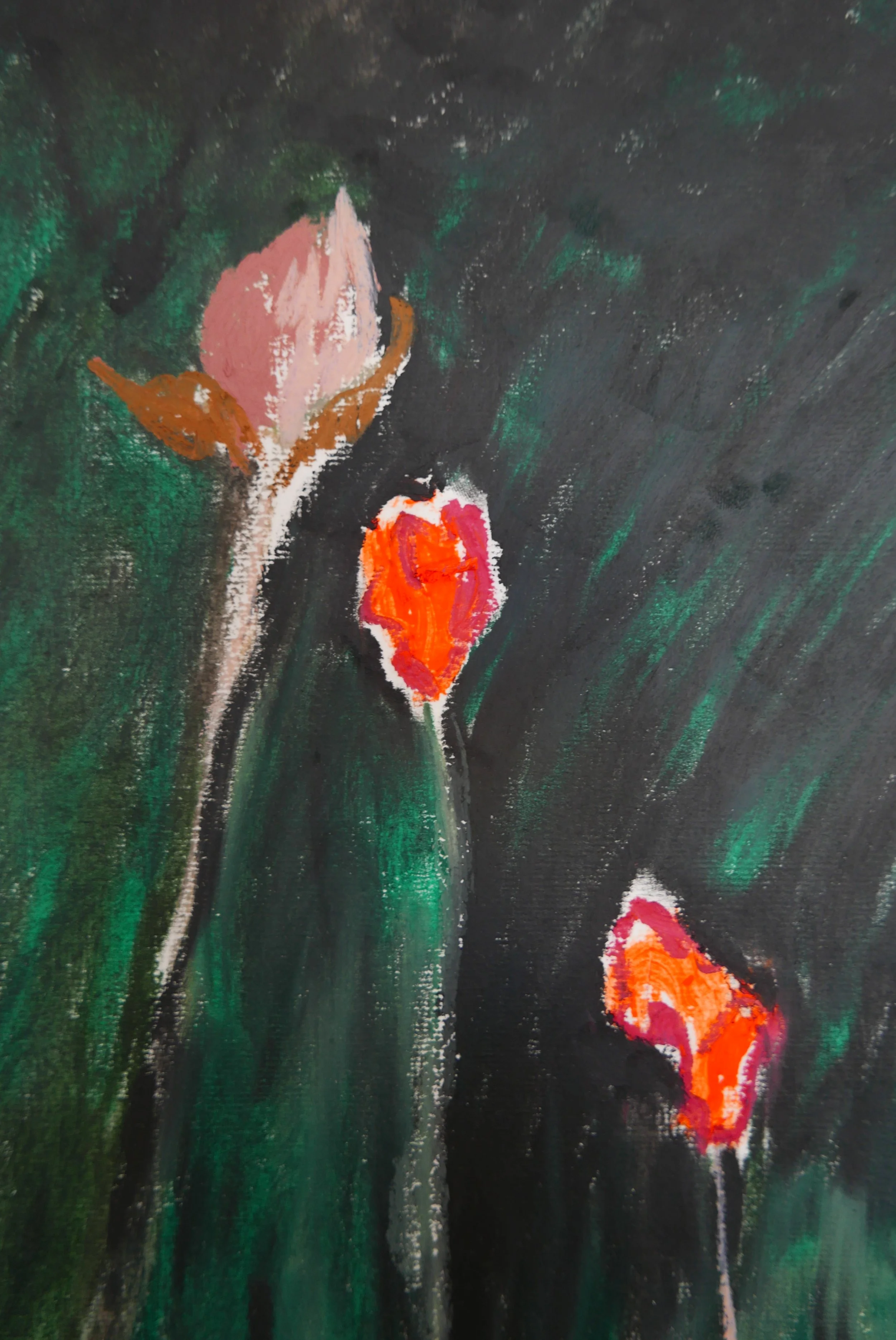 Två blommor, en rosa och en orange, mot en mörk bakgrund med gröna nyanser.