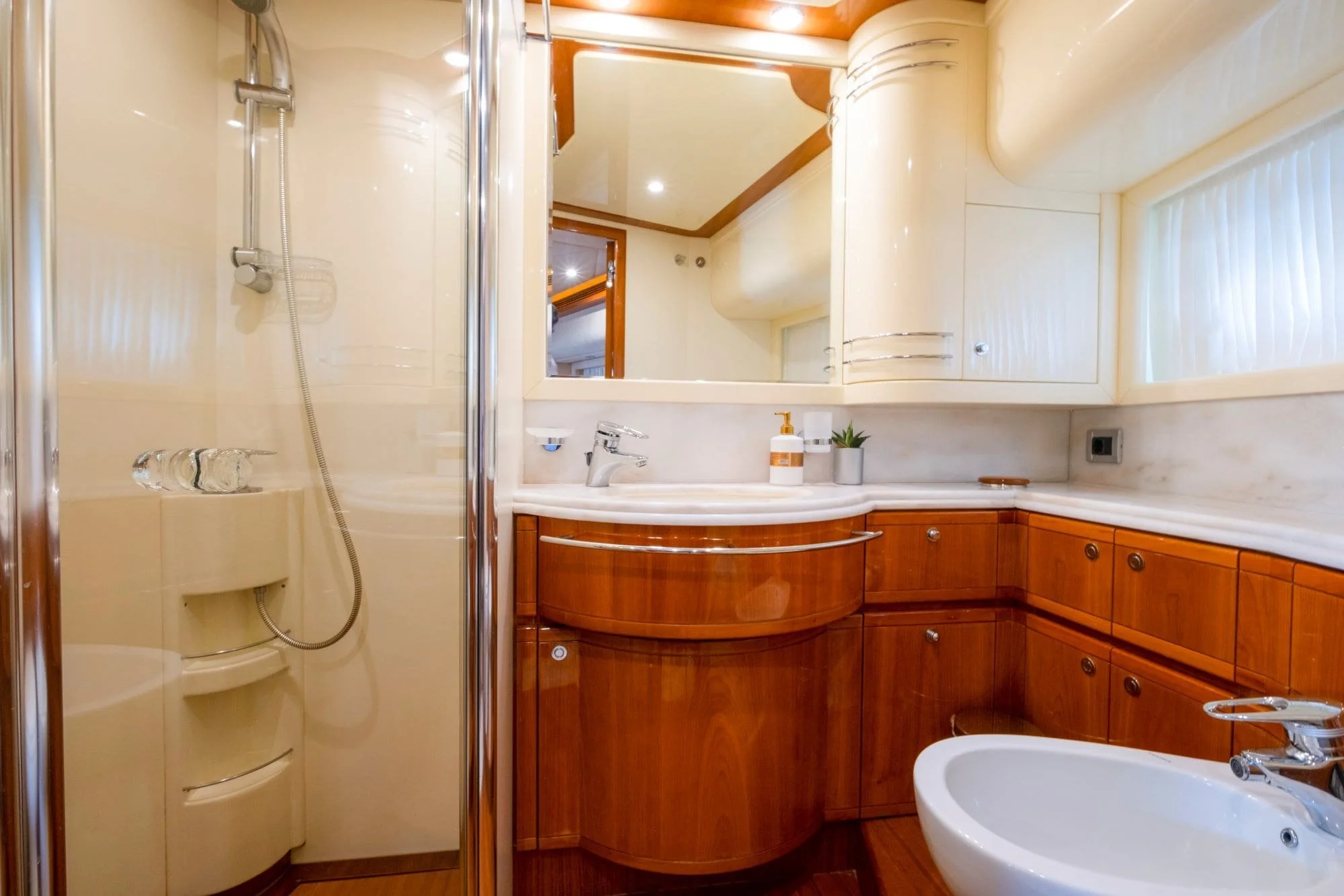 Astarte-Ferretti-motor-yacht-valef-yachts (53)-min.jpg