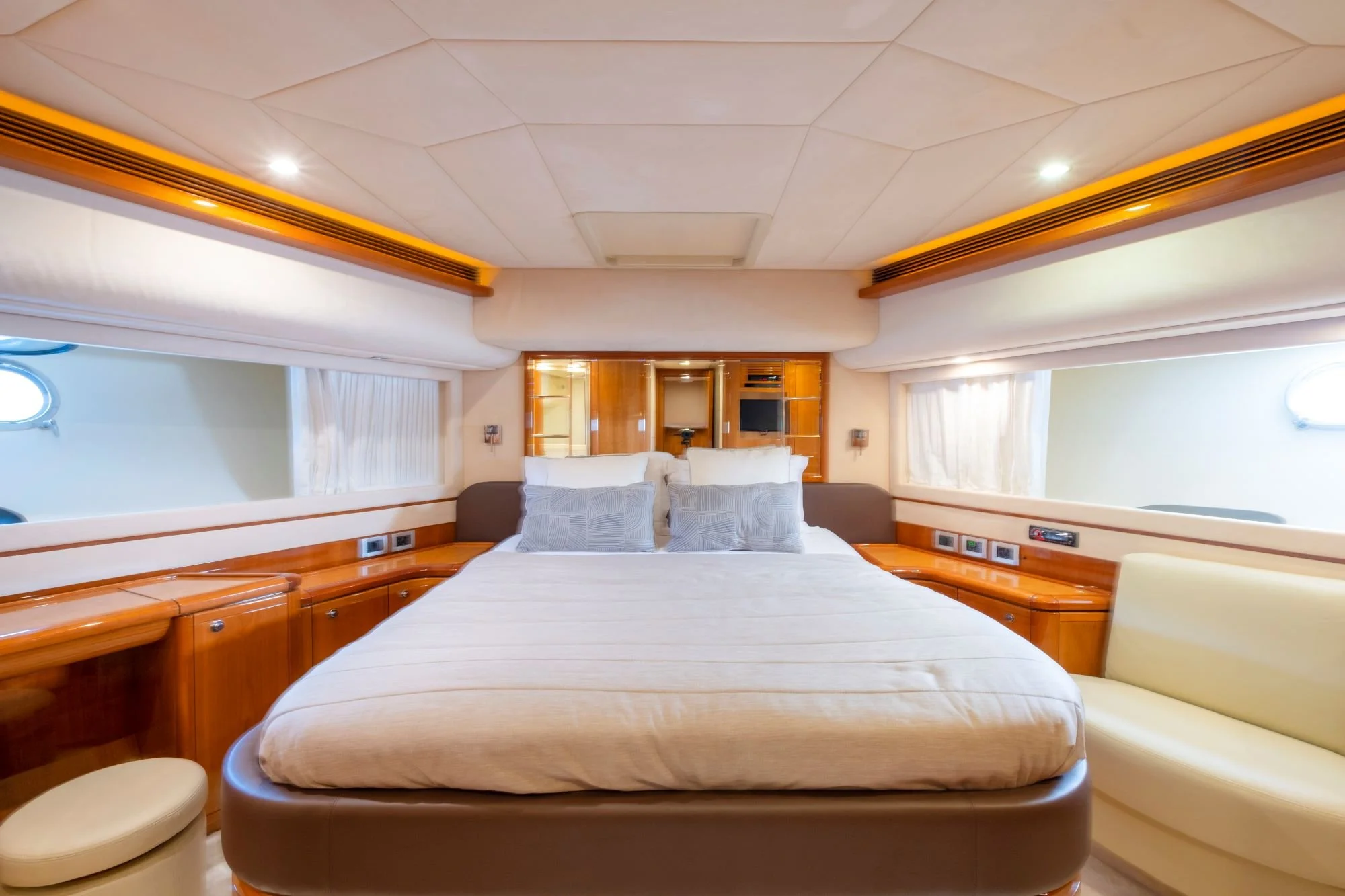 Astarte-Ferretti-motor-yacht-valef-yachts (50)-min.jpg