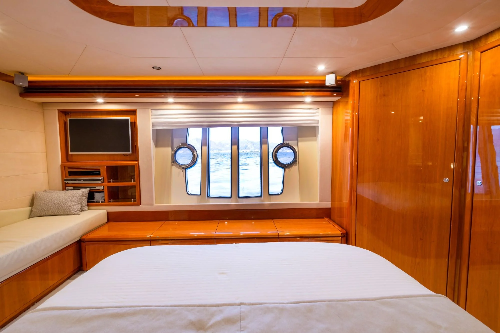 Astarte-Ferretti-motor-yacht-master-cabin-valef-yachts (46)-min.jpg