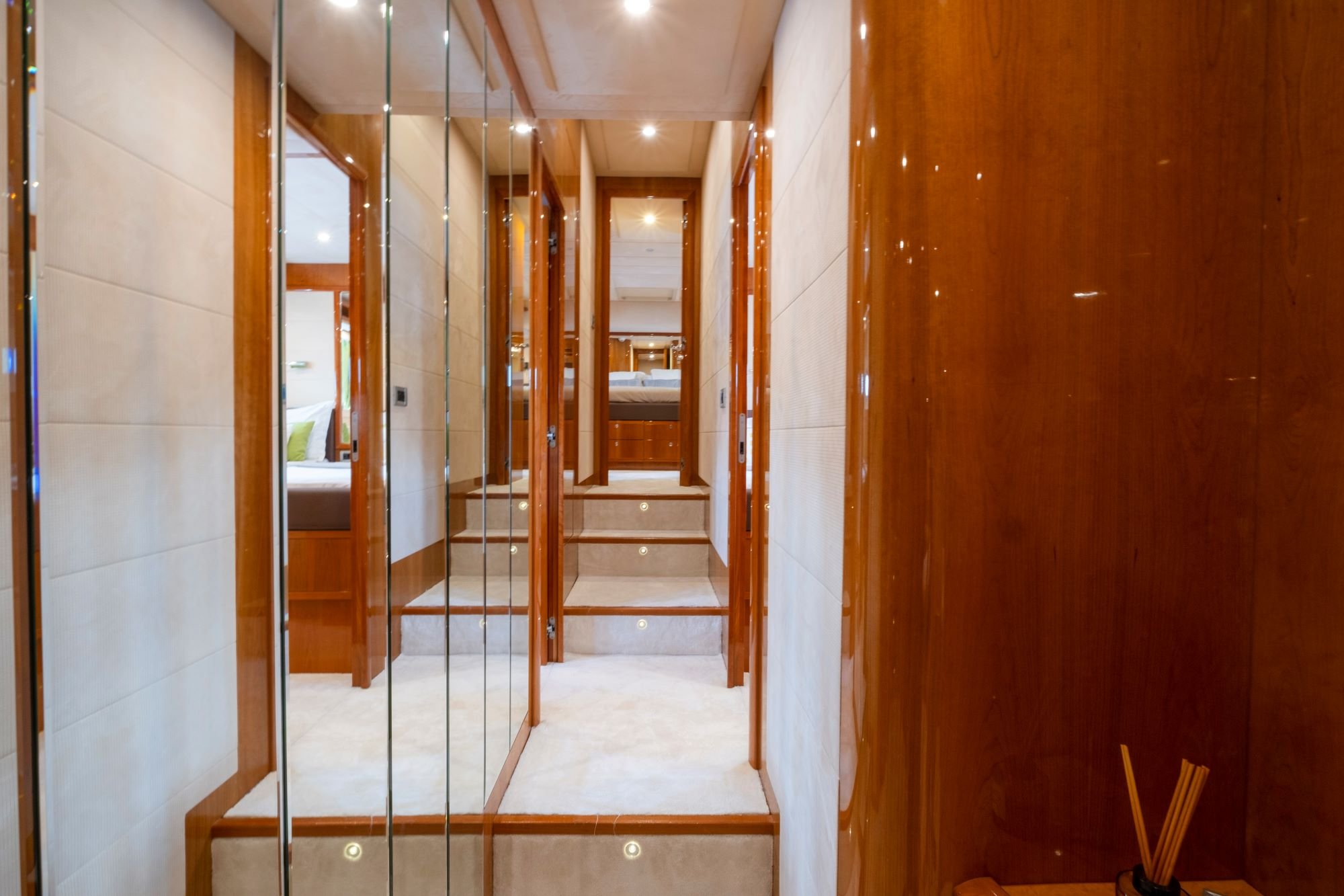 Astarte-Ferretti-motor-yacht-hall-valef-yachts (55)-min.jpg