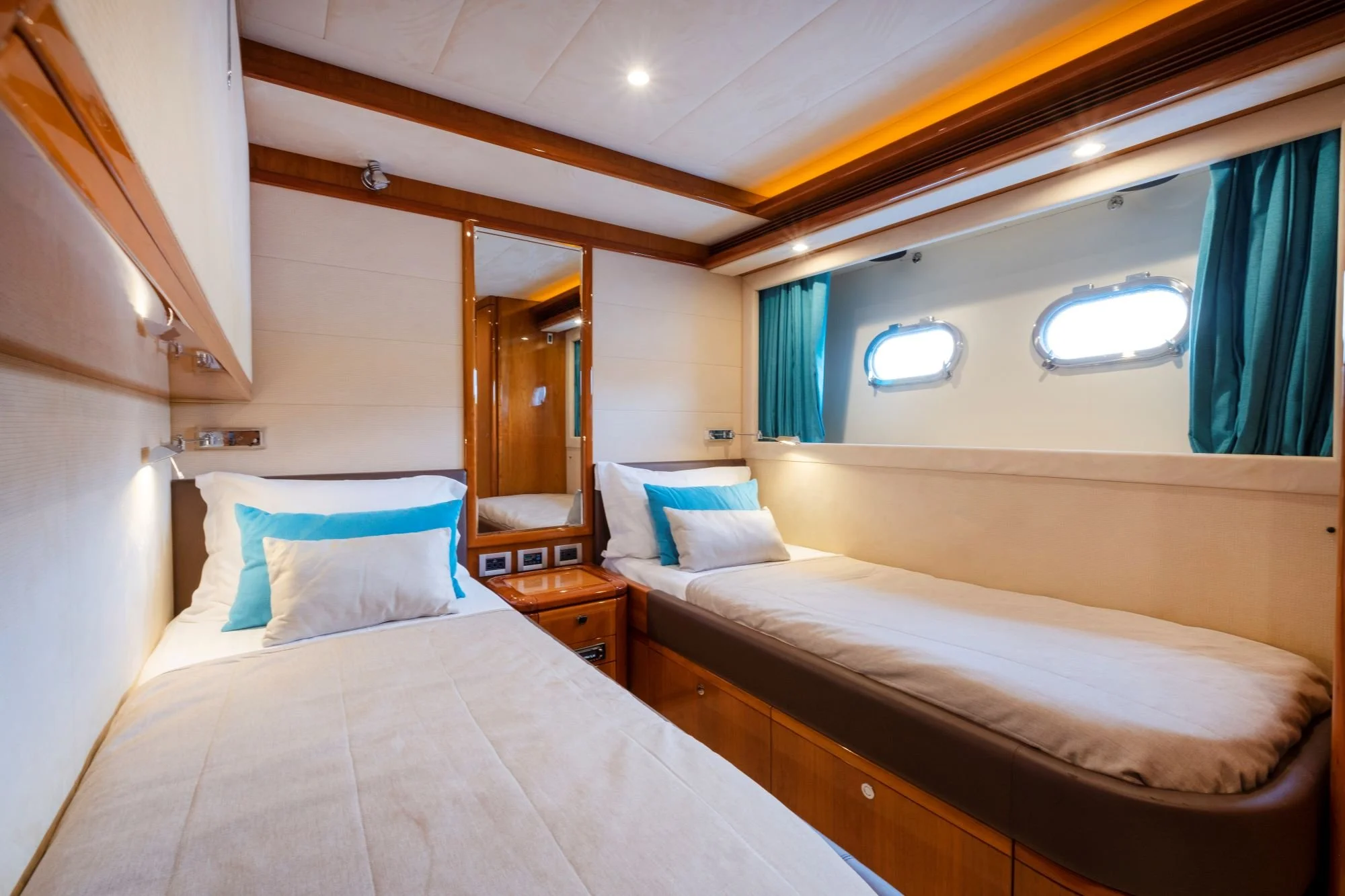 Astarte-Ferretti-motor-yacht-valef-yachts (16)-min.jpg