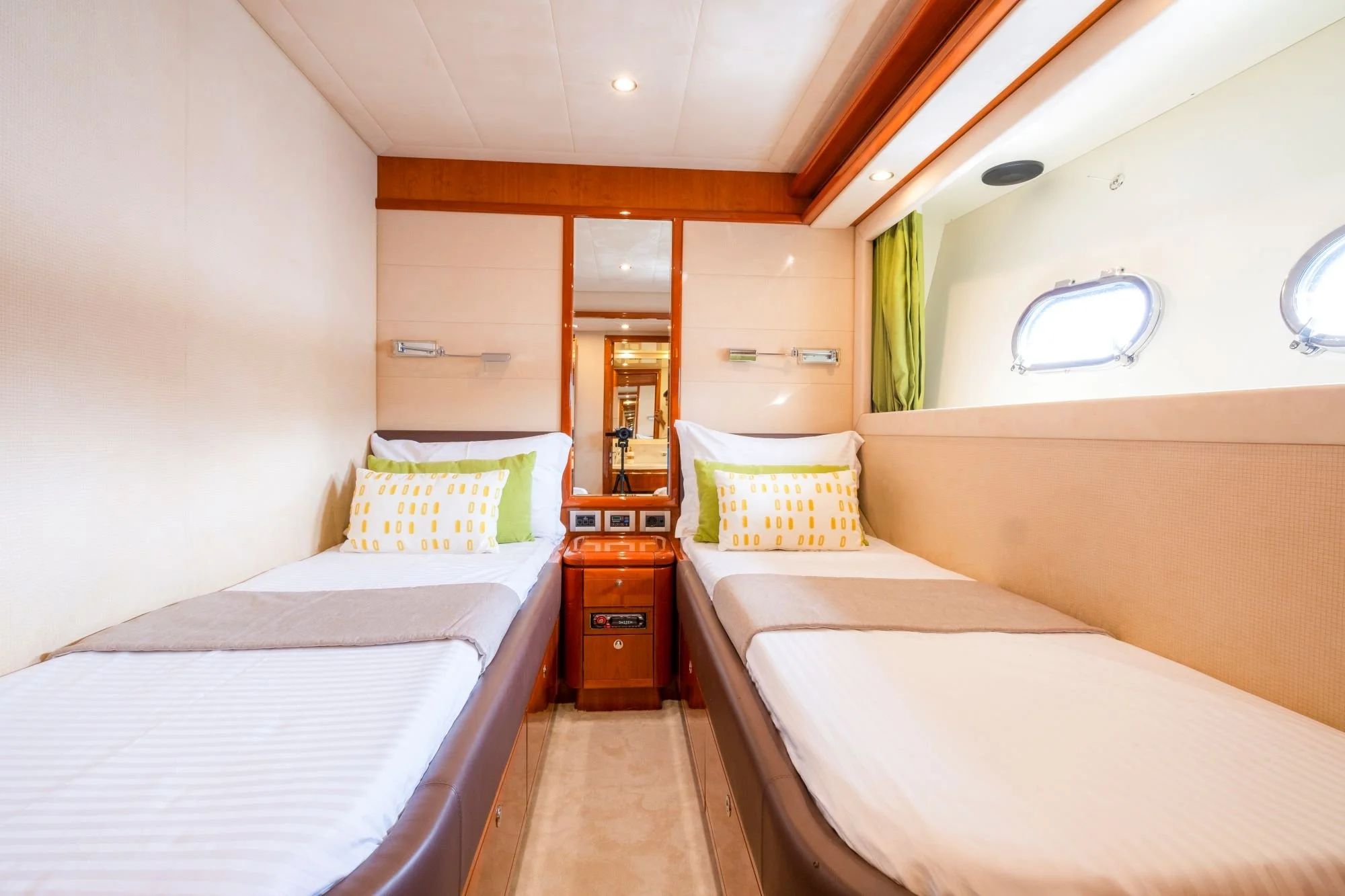 Astarte-Ferretti-motor-yacht-valef-yachts (45)-min.jpg