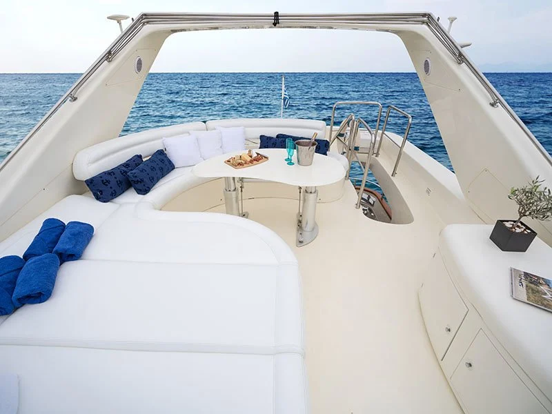 428b8dfZeus-flybridge-back.jpeg