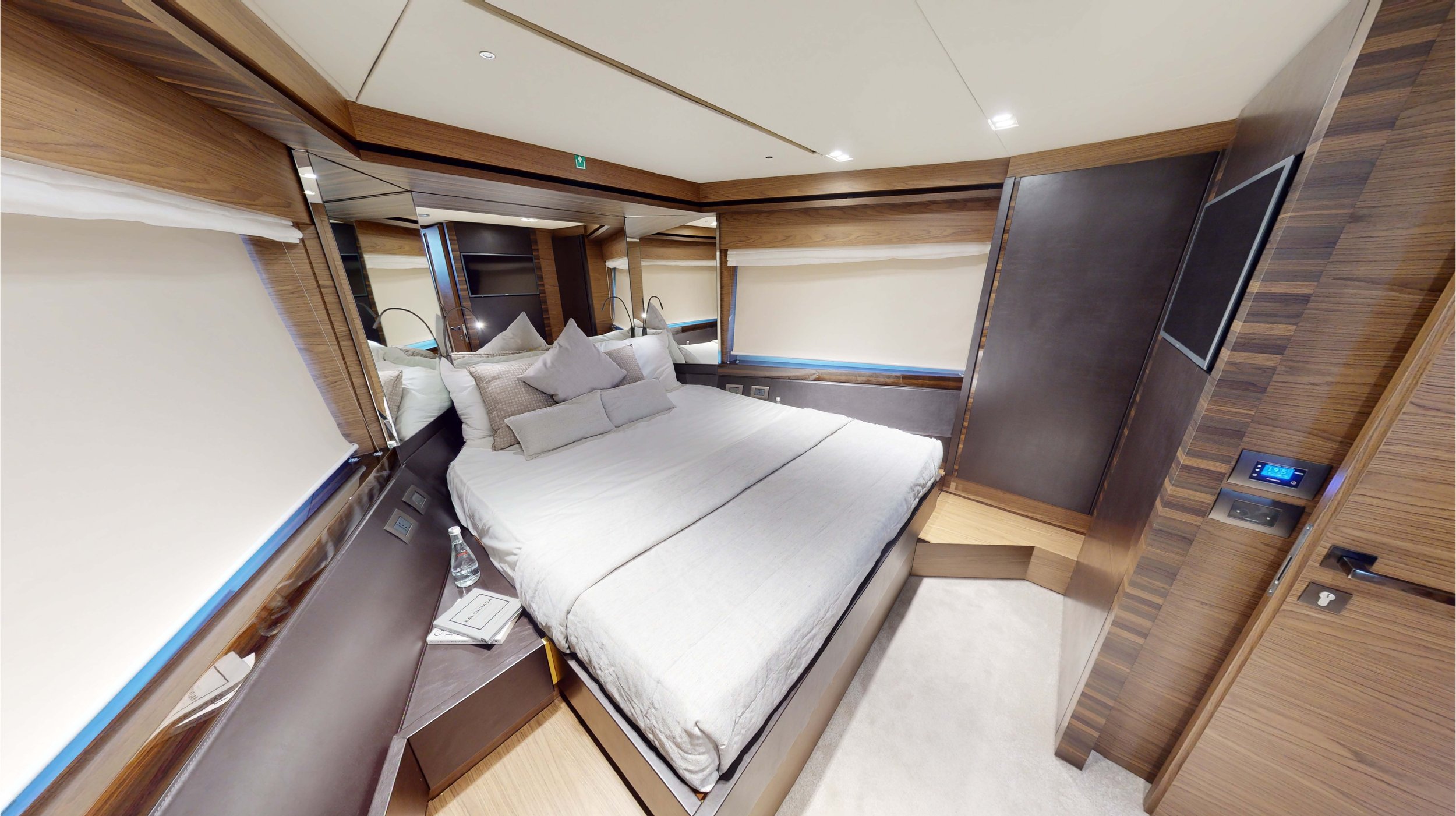 20D-Ferretti 70.jpg