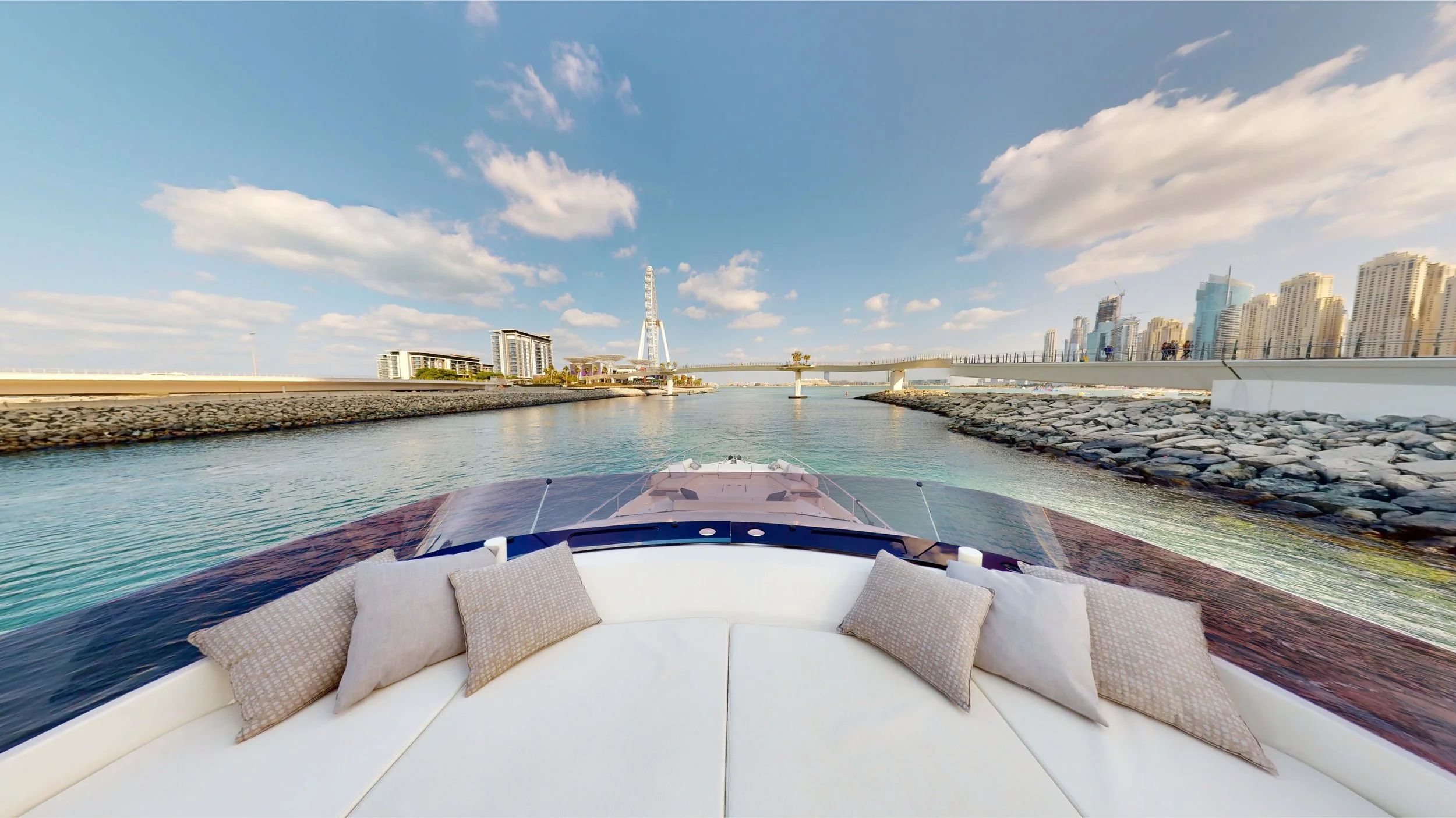 16D-Ferretti 70.jpg