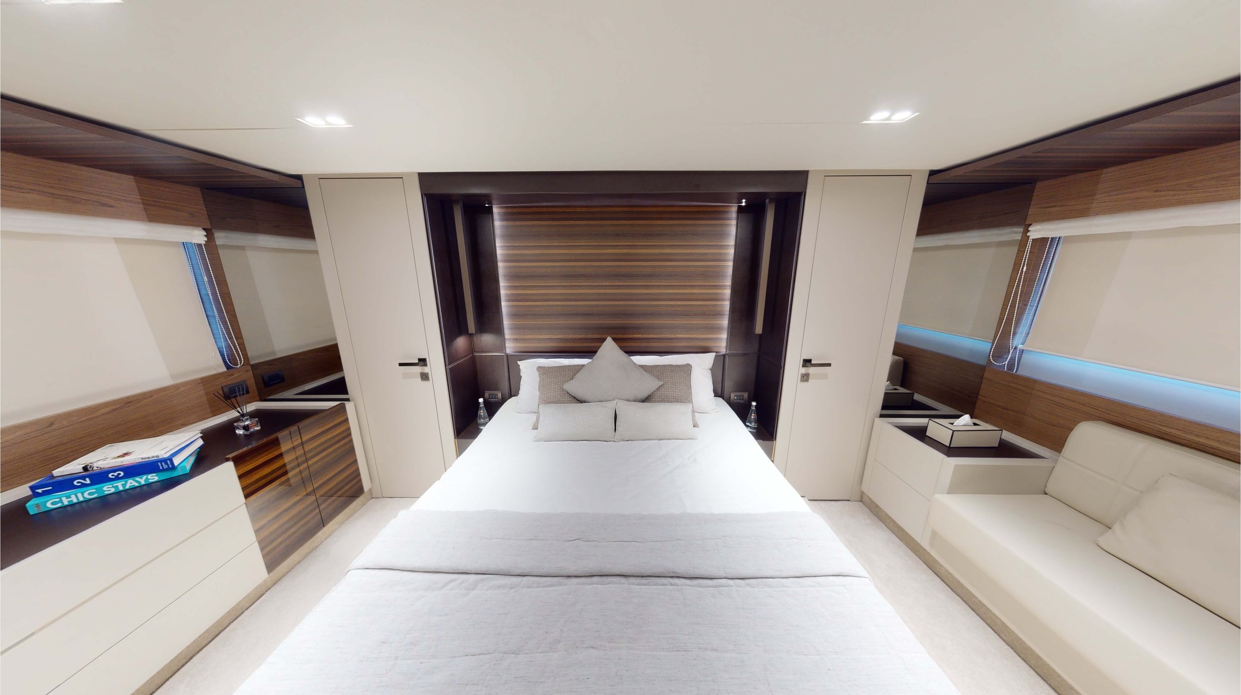 19D-Ferretti 70.jpg