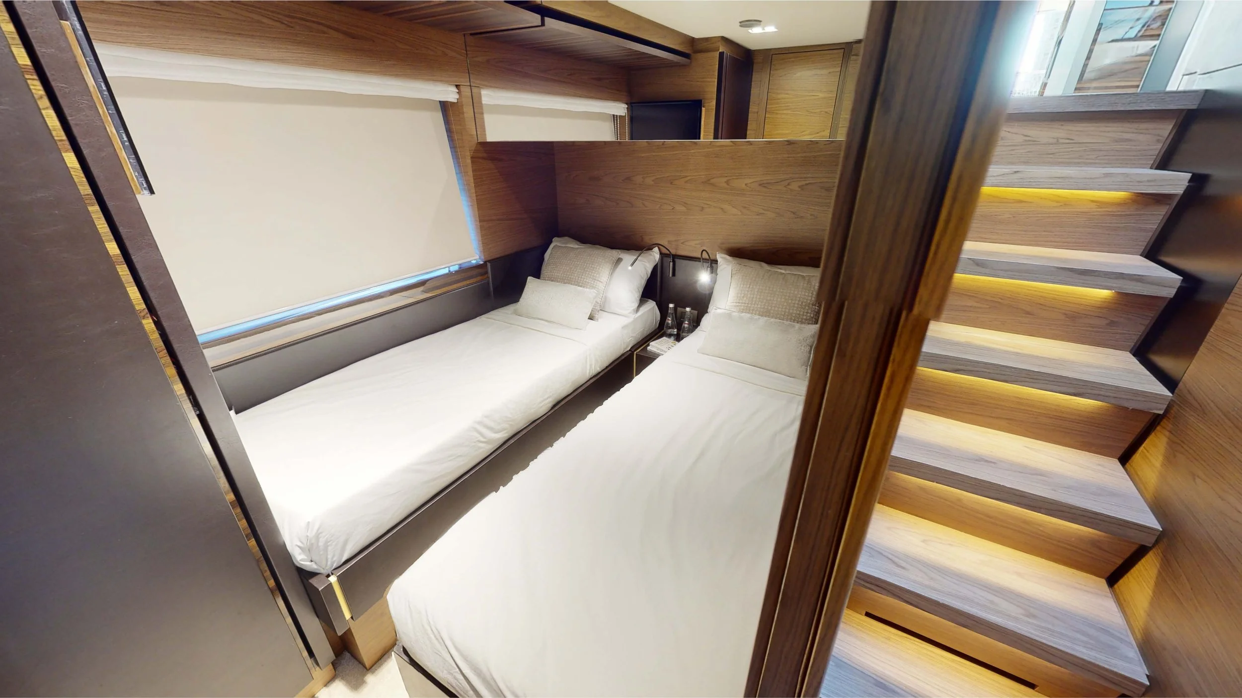 22D-Ferretti 70.jpg