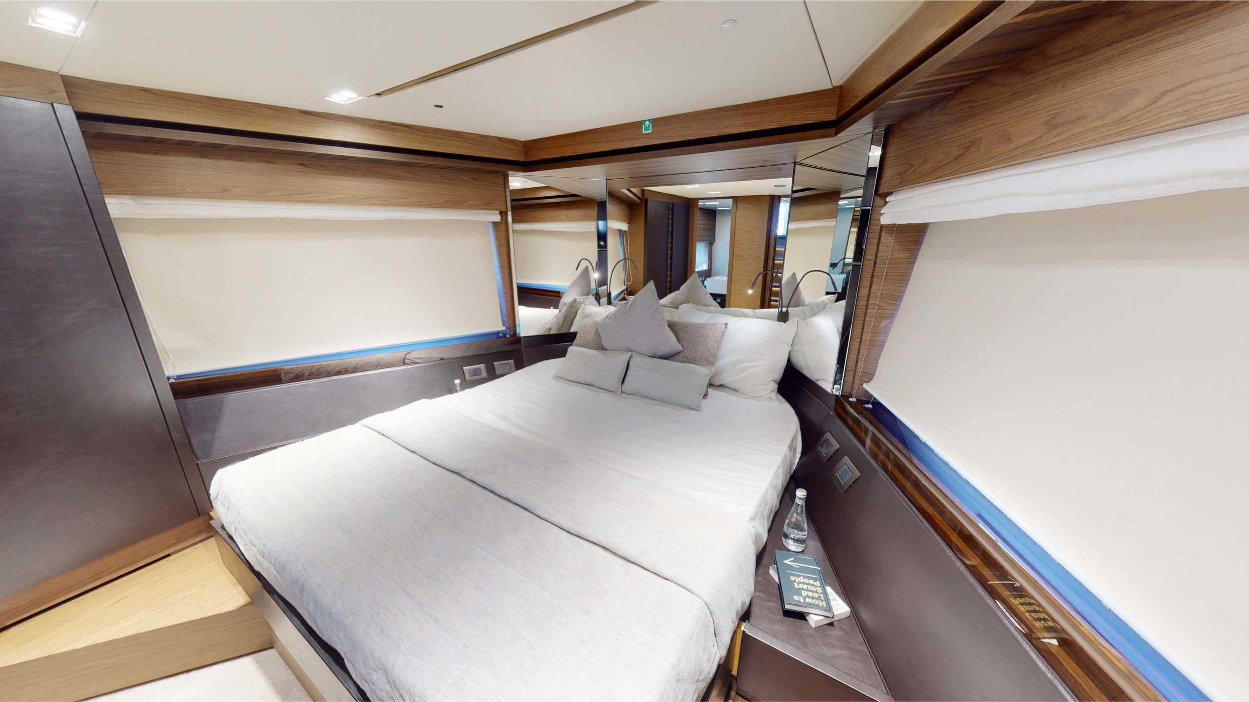 21D-Ferretti 70.jpg