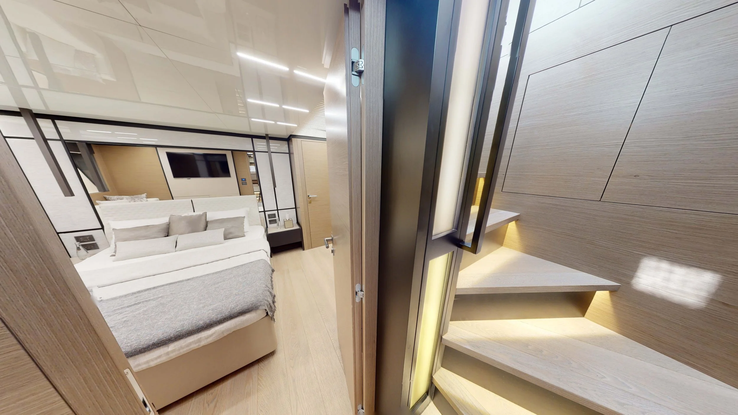 17 FERRETTI 80.jpg