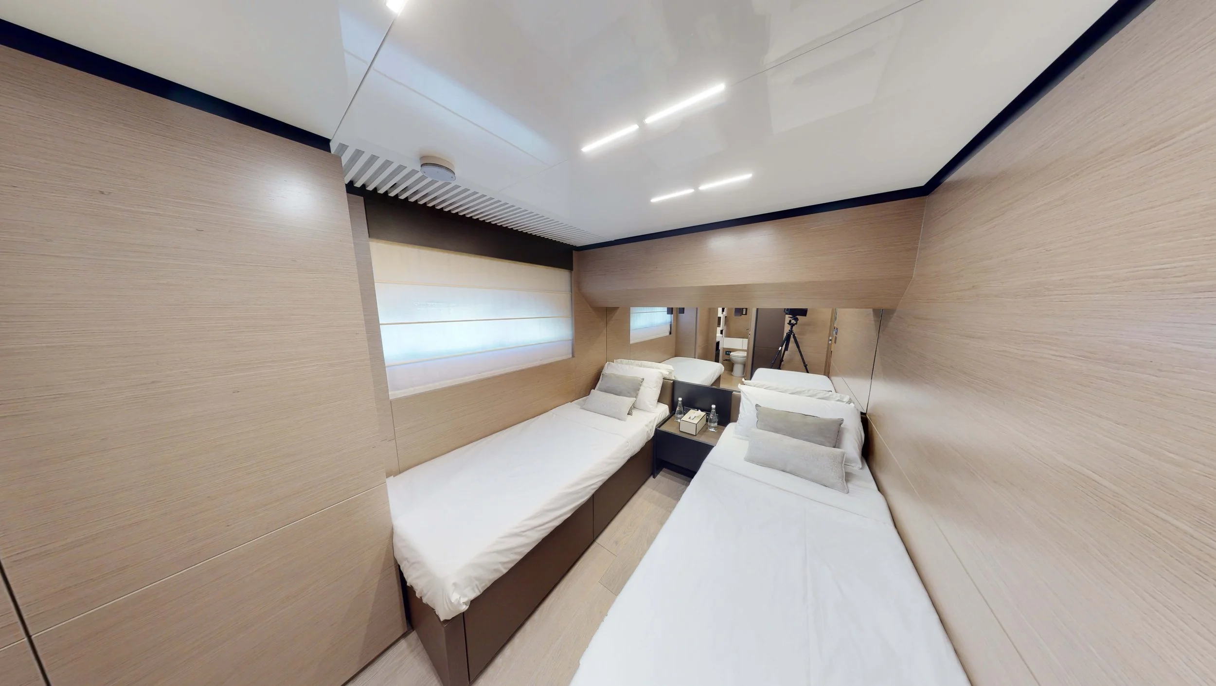 20 FERRETTI 80.jpg