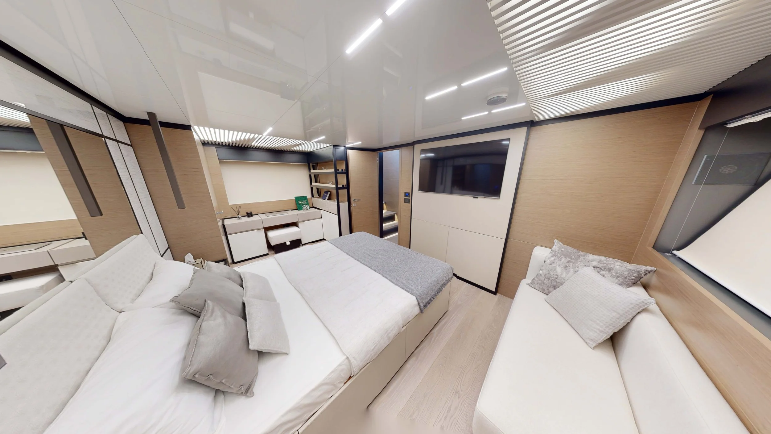19 FERRETTI 80.jpg