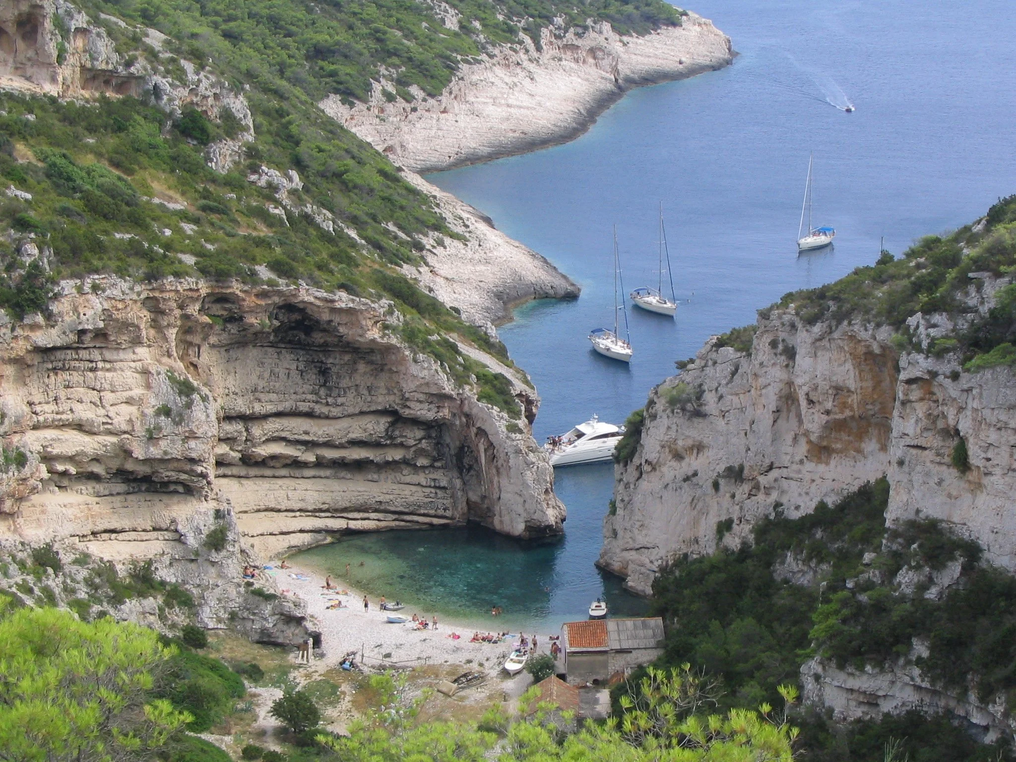 Stiniva_beach,_island_of_Vis,_Croatia_(2).jpeg