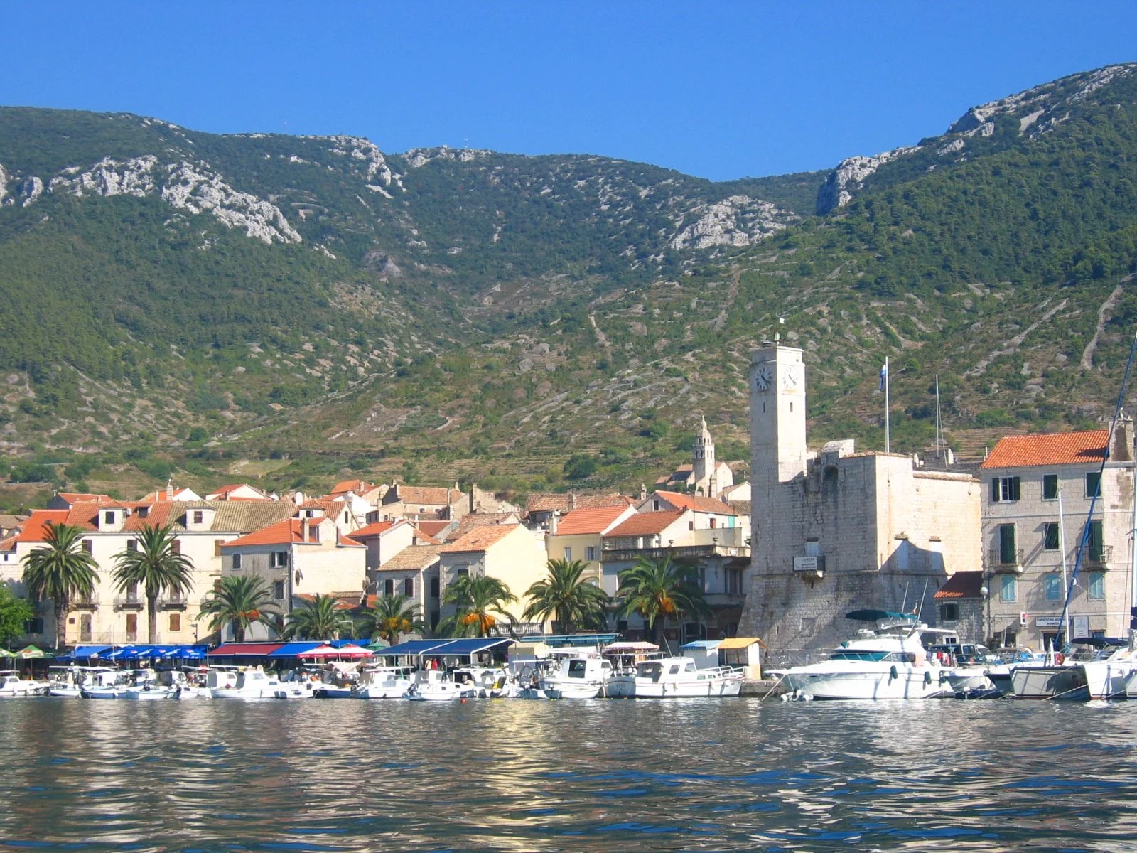 Komiza,_Island_of_Vis,_Croatia.jpeg