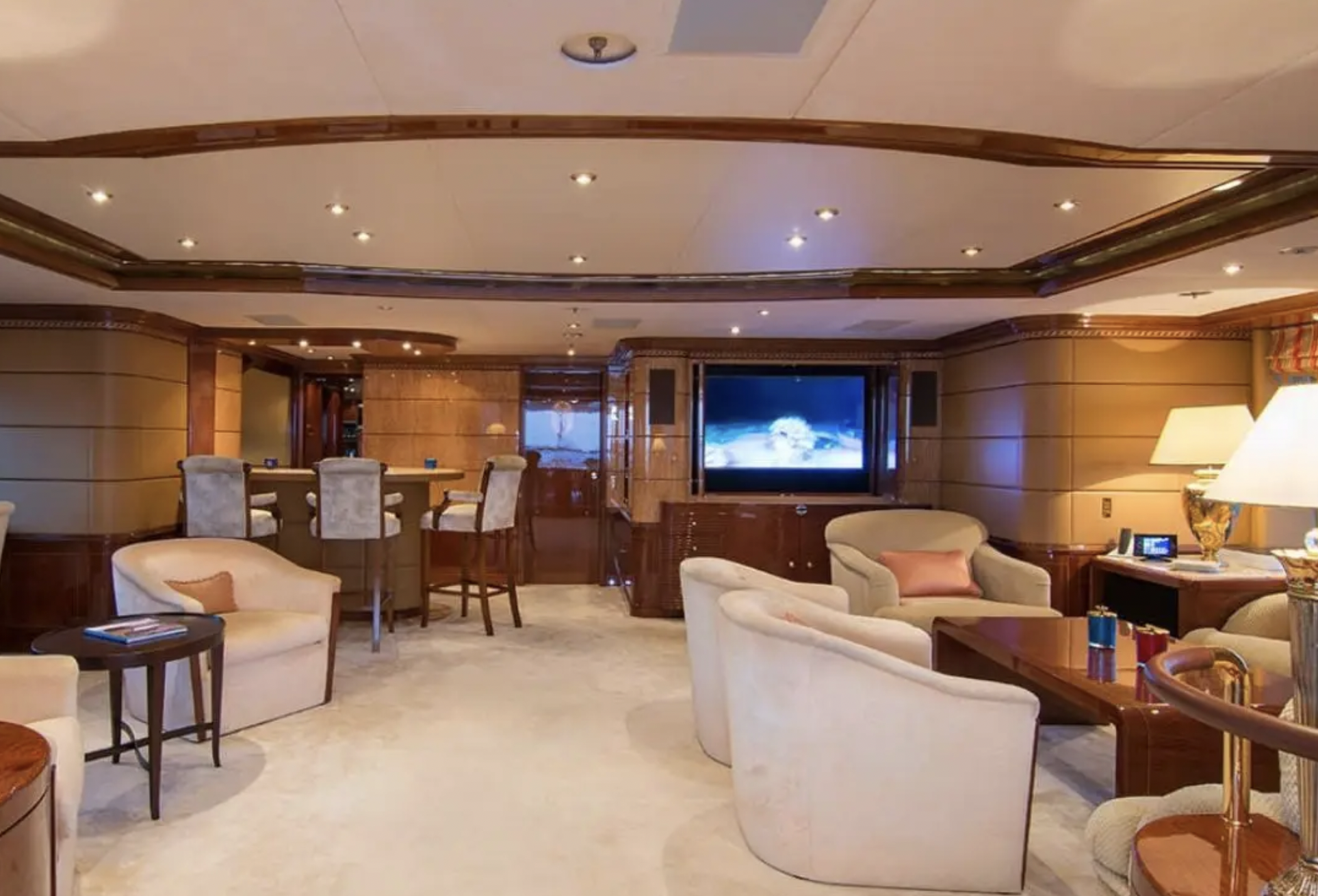 Benetti 184ft yacht charter5.png