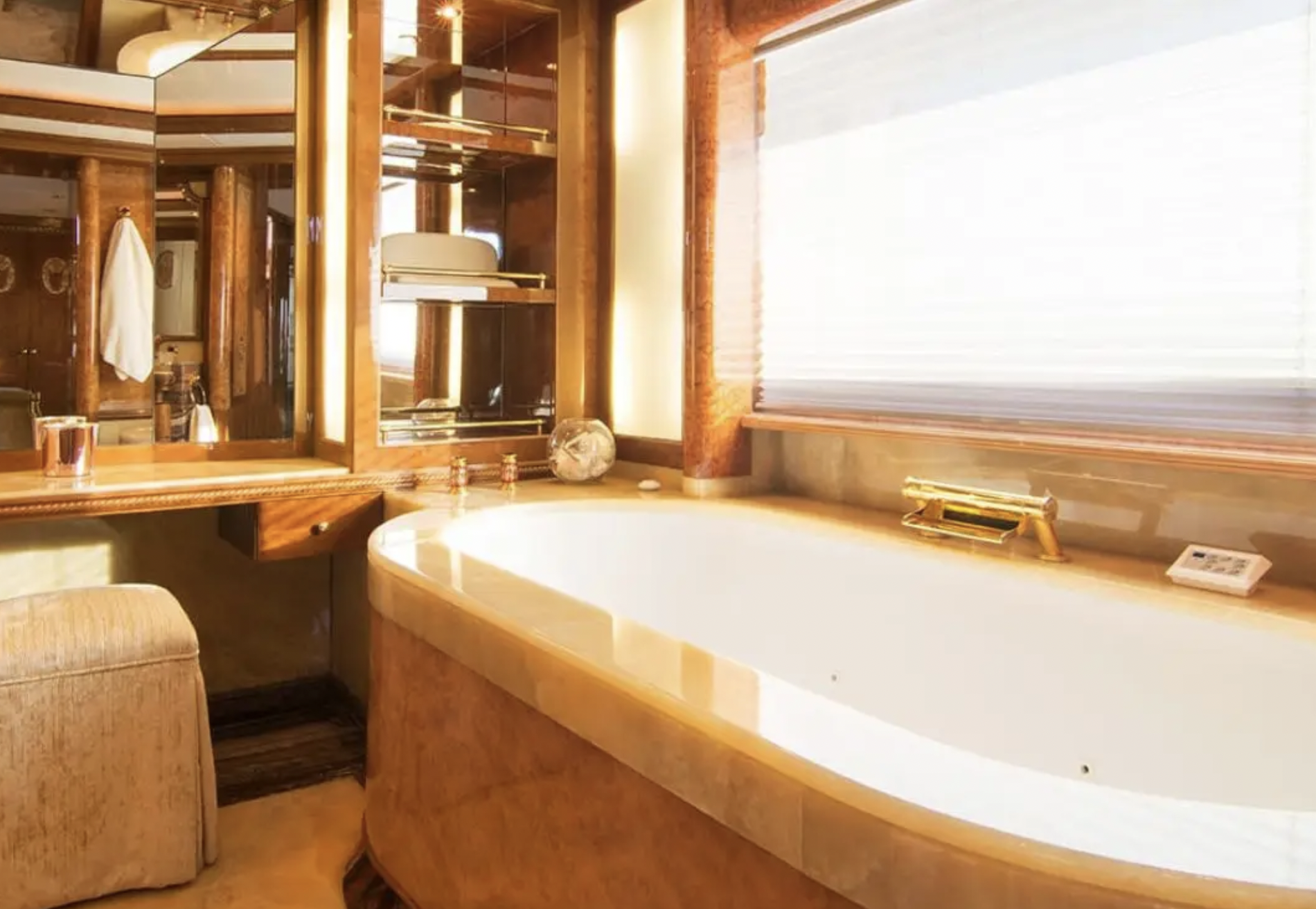 Benetti 184ft yacht charter11.png