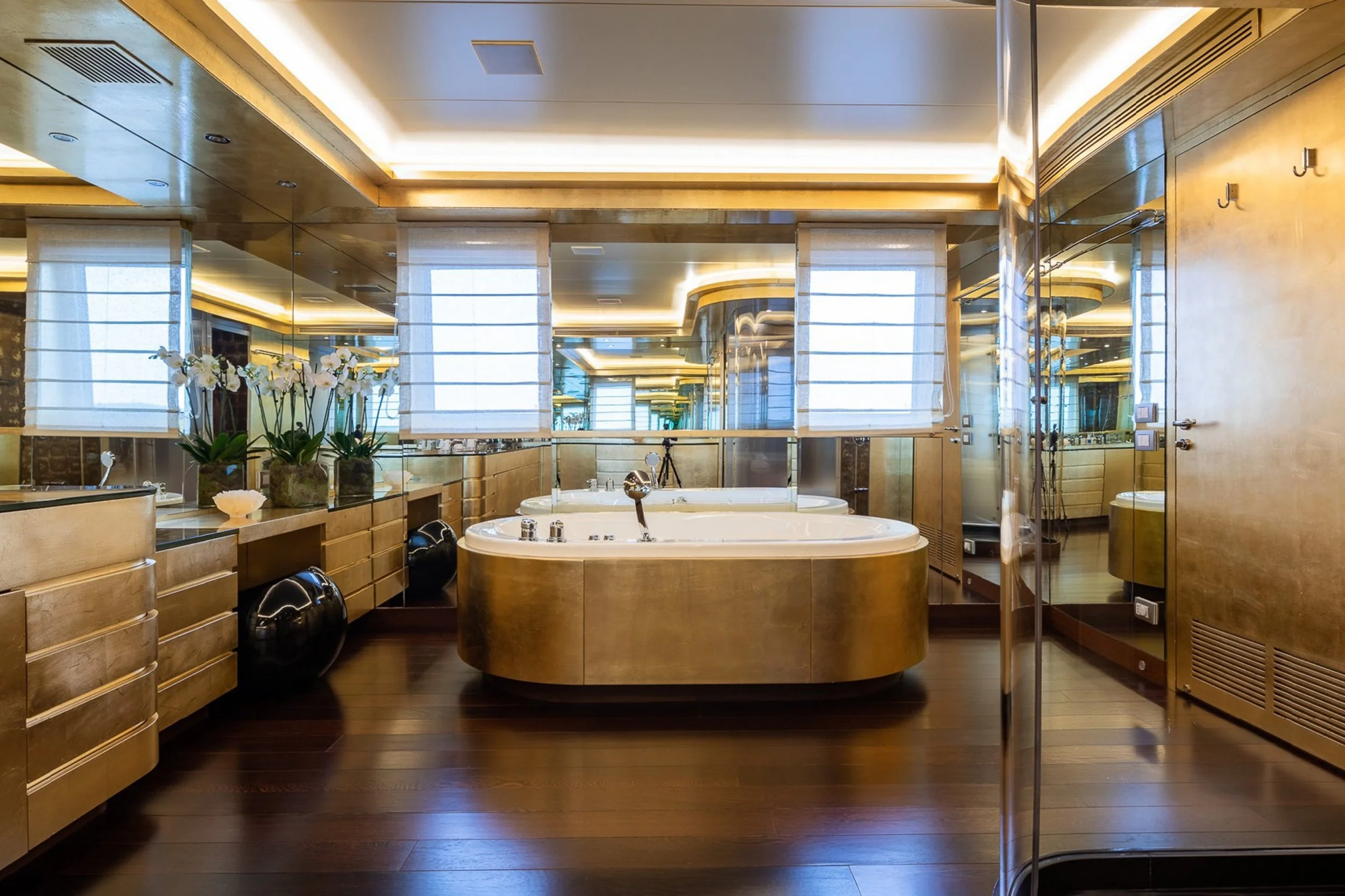 yacht-moneikos-interior-03-63dd201d35c84_v_default_extra_big.jpeg