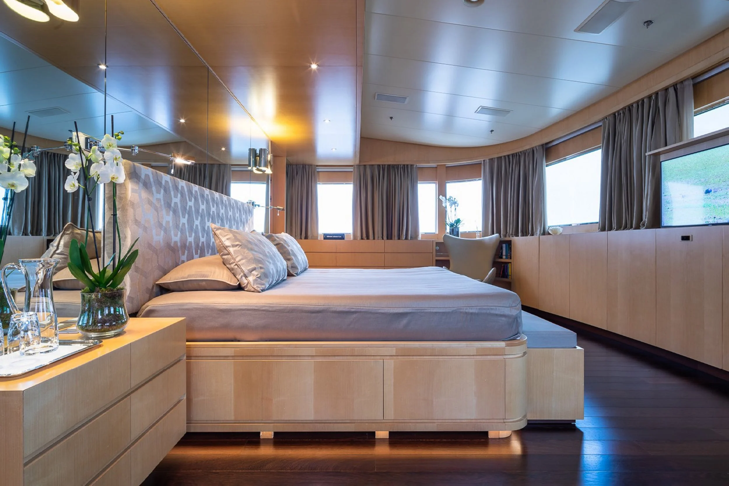 yacht-moneikos-interior-09-63dd205755d9c_v_default_extra_big.jpeg